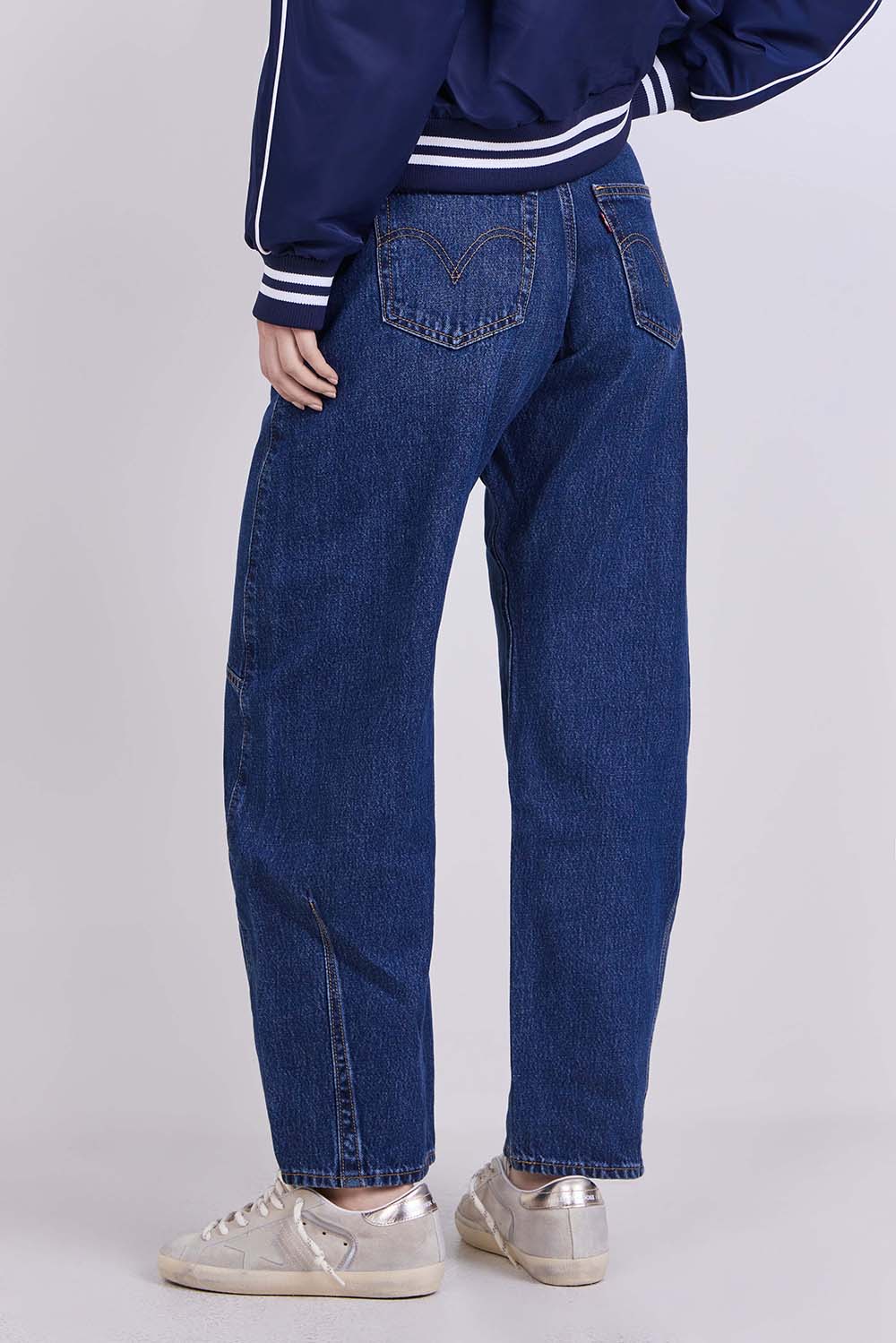 תמונת דוגמן אחורית של מכנסי ג'ינס בלון ישרים