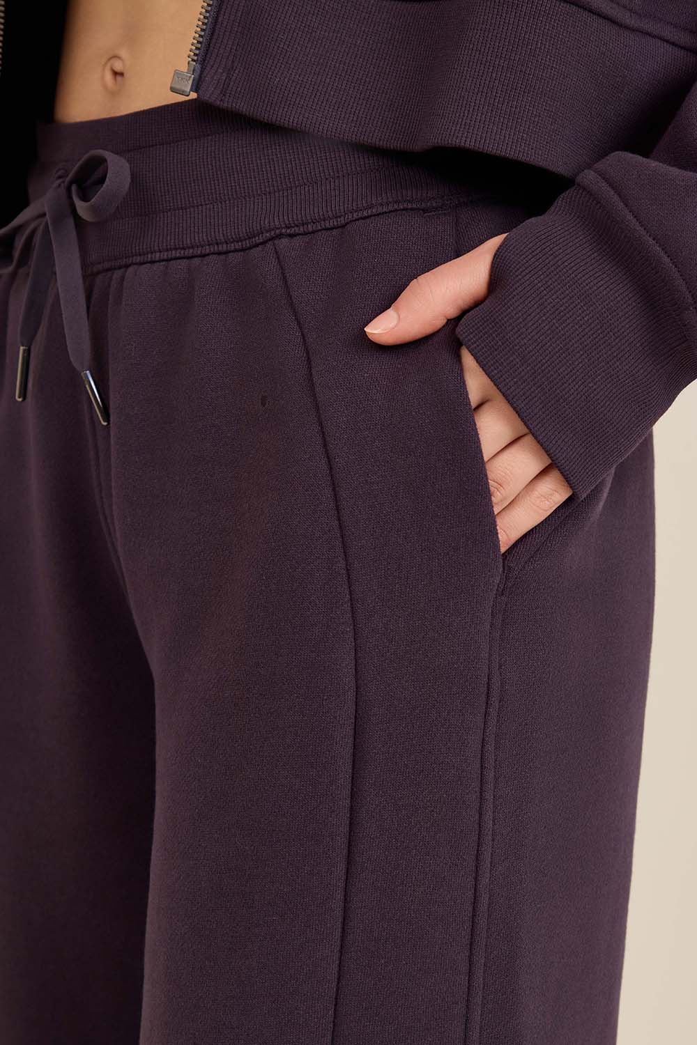 תמונת תקריב דוגמן של Scuba Mid-Rise Wide-Leg Pant Regular