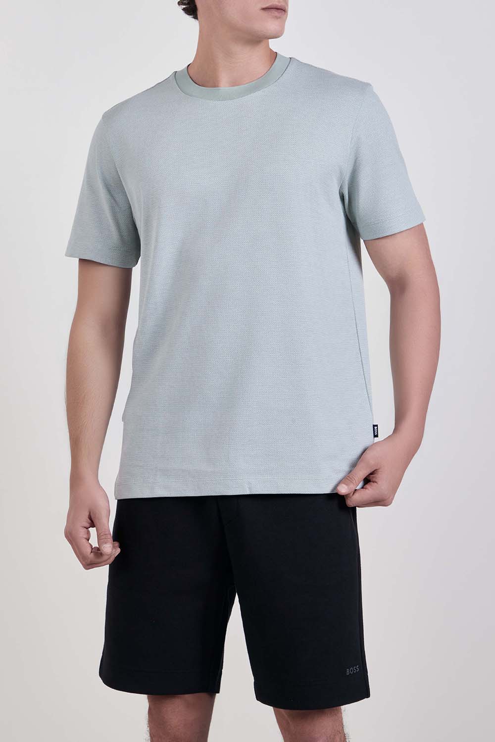 תמונת דוגמן קידמית של חולצת טי בגזרה ישרה