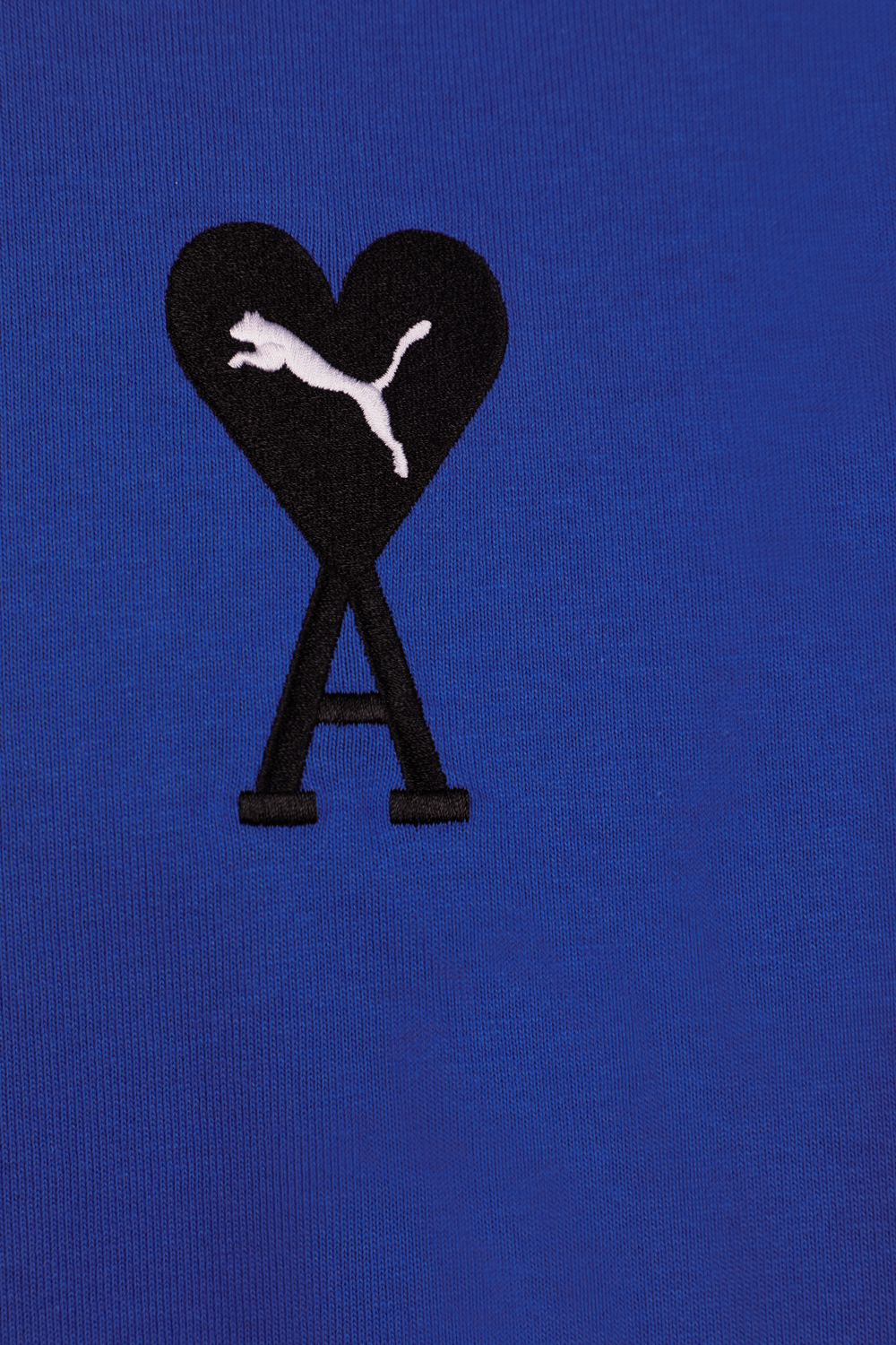 תמונה אחורית של פומה X אמי חולצת טי כחולה