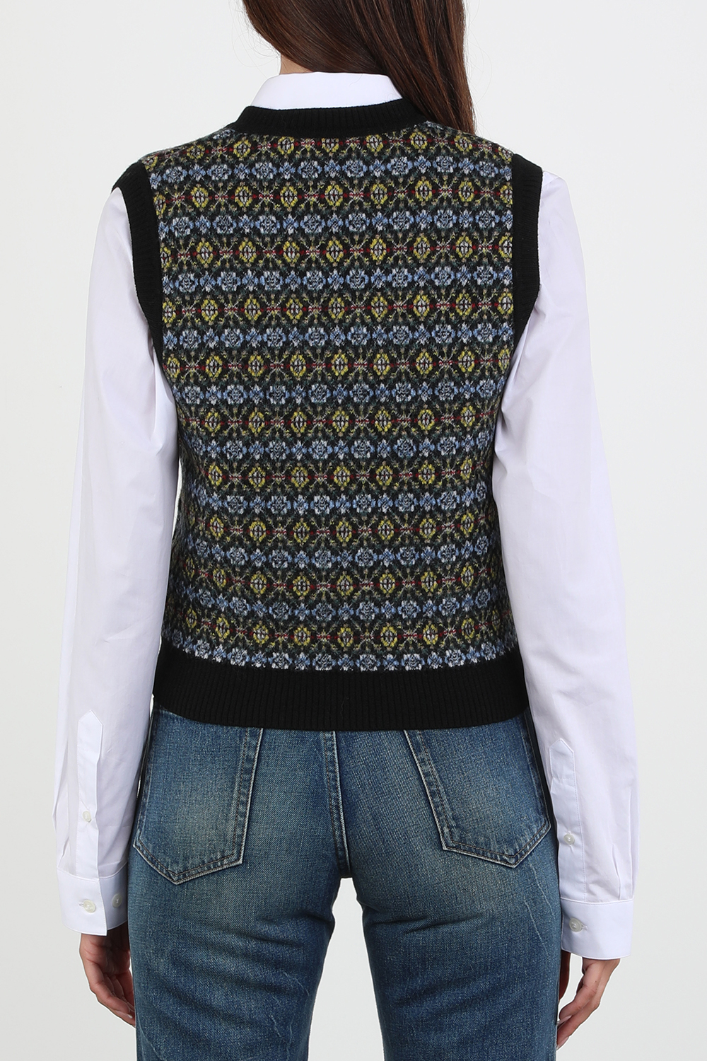 תמונת דוגמן אחורית של אפודת צמר בדוגמה ייחודית בגווני שחור כחול וצהוב