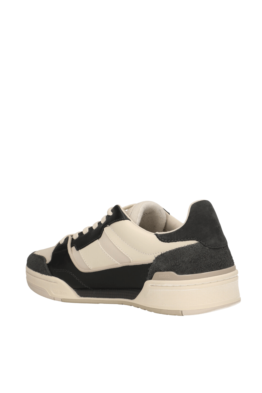 תמונה אחורית של נעלי סניקרס קליי