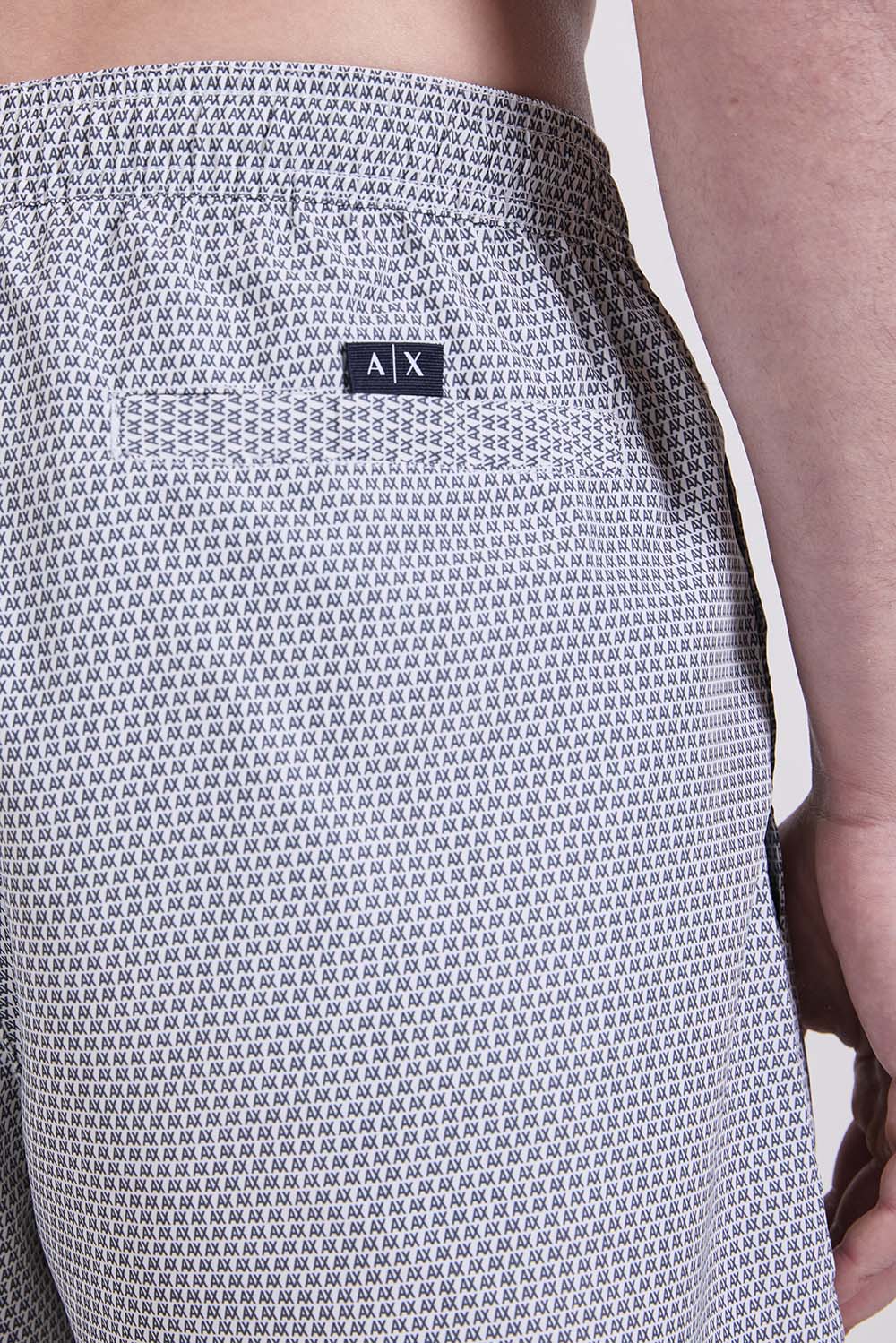 תמונת תקריב דוגמן של מכנסי בגד ים