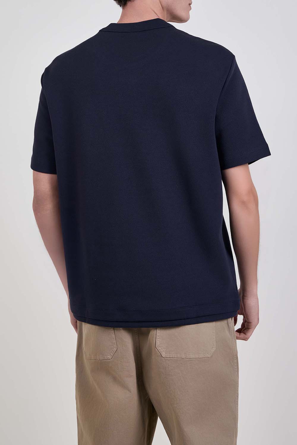 תמונת דוגמן אחורית של חולצת טי בגזרה משוחררת