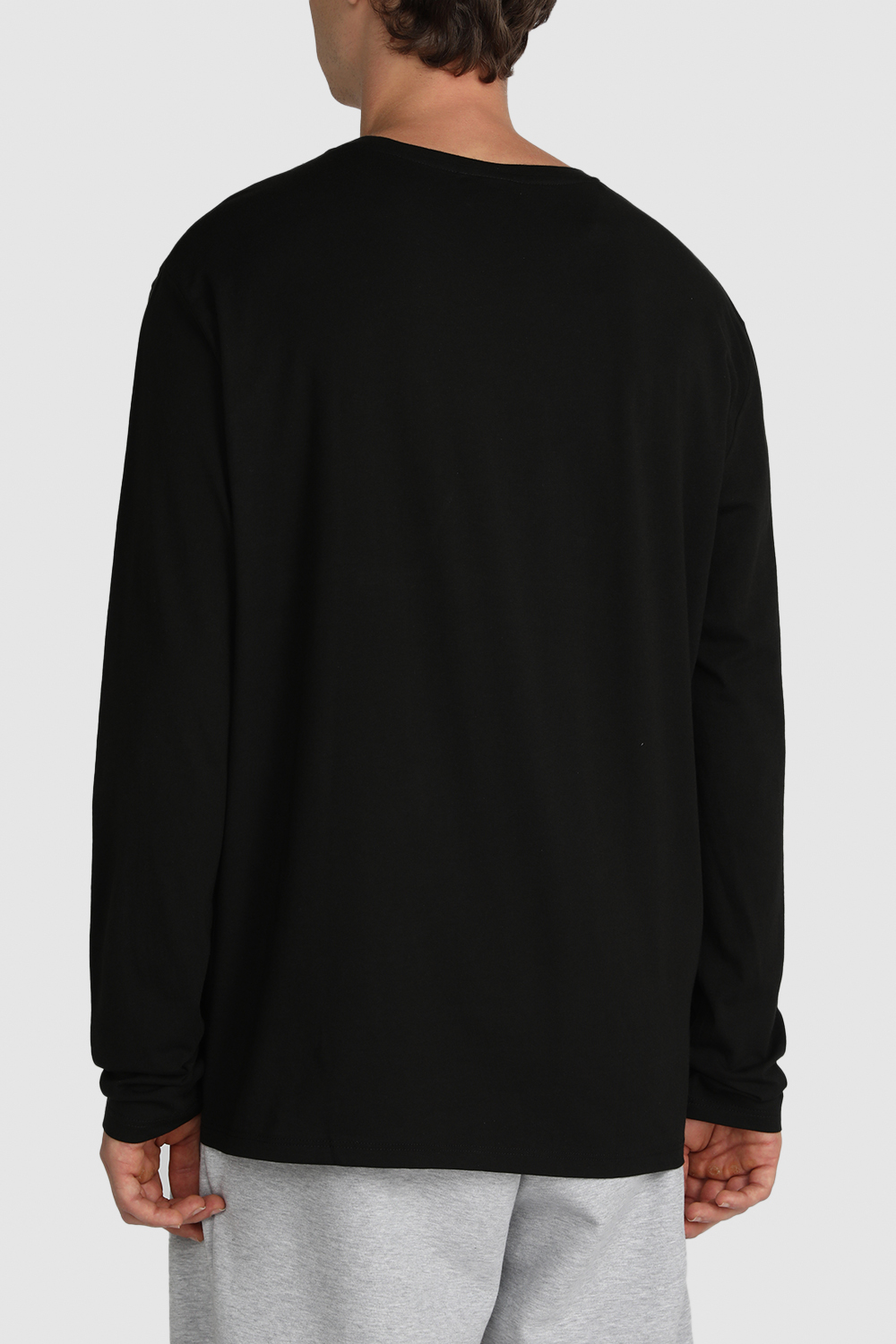 תמונת דוגמן אחורית של חולצת טי עם שרוולים ארוכים