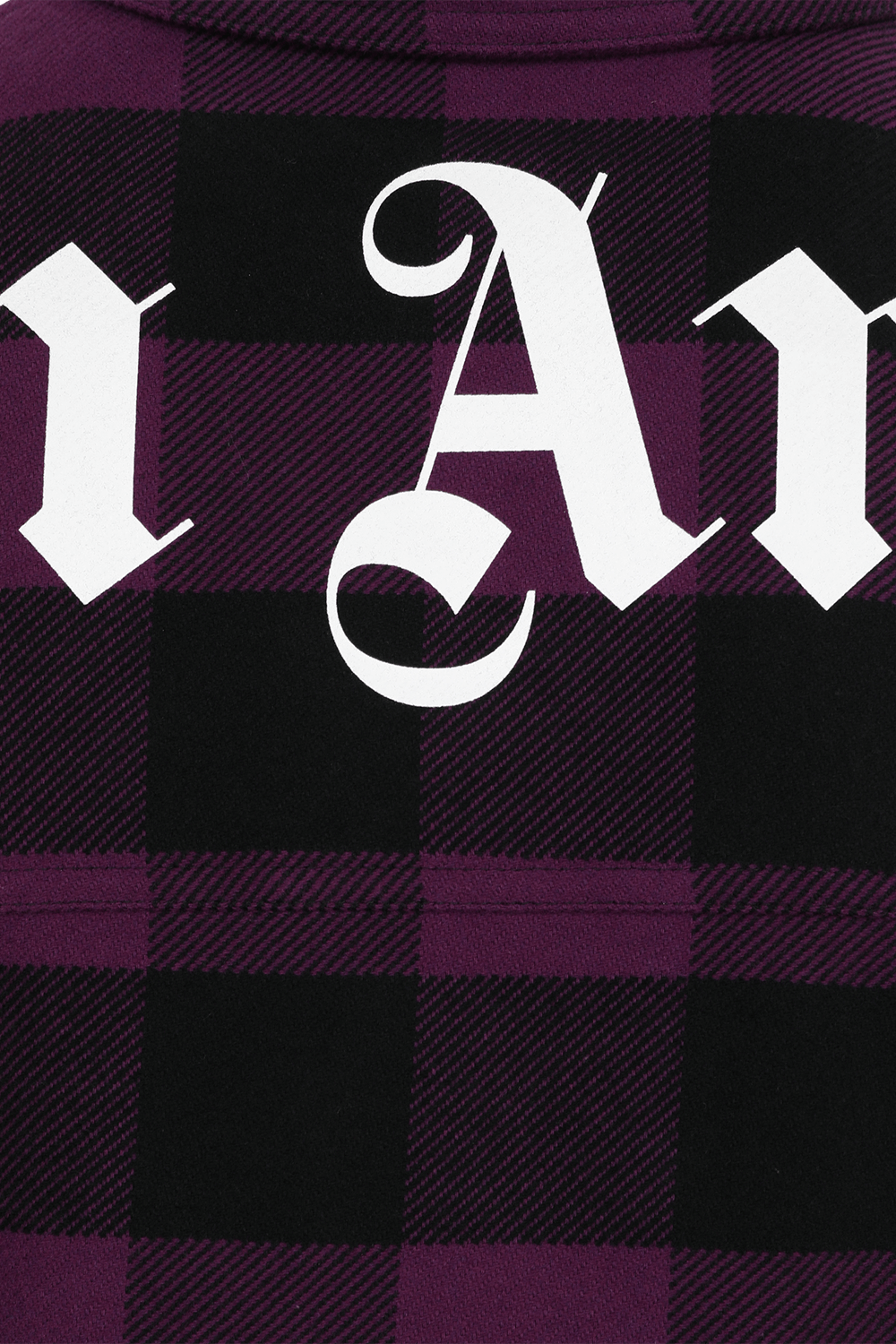 תמונת תקריב של חולצת משבצות מכופתרת