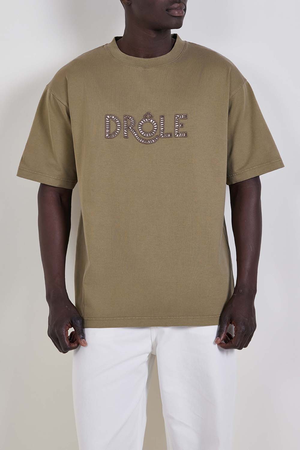 תמונת דוגמן קידמית של חולצת טי בגזרה משוחררת