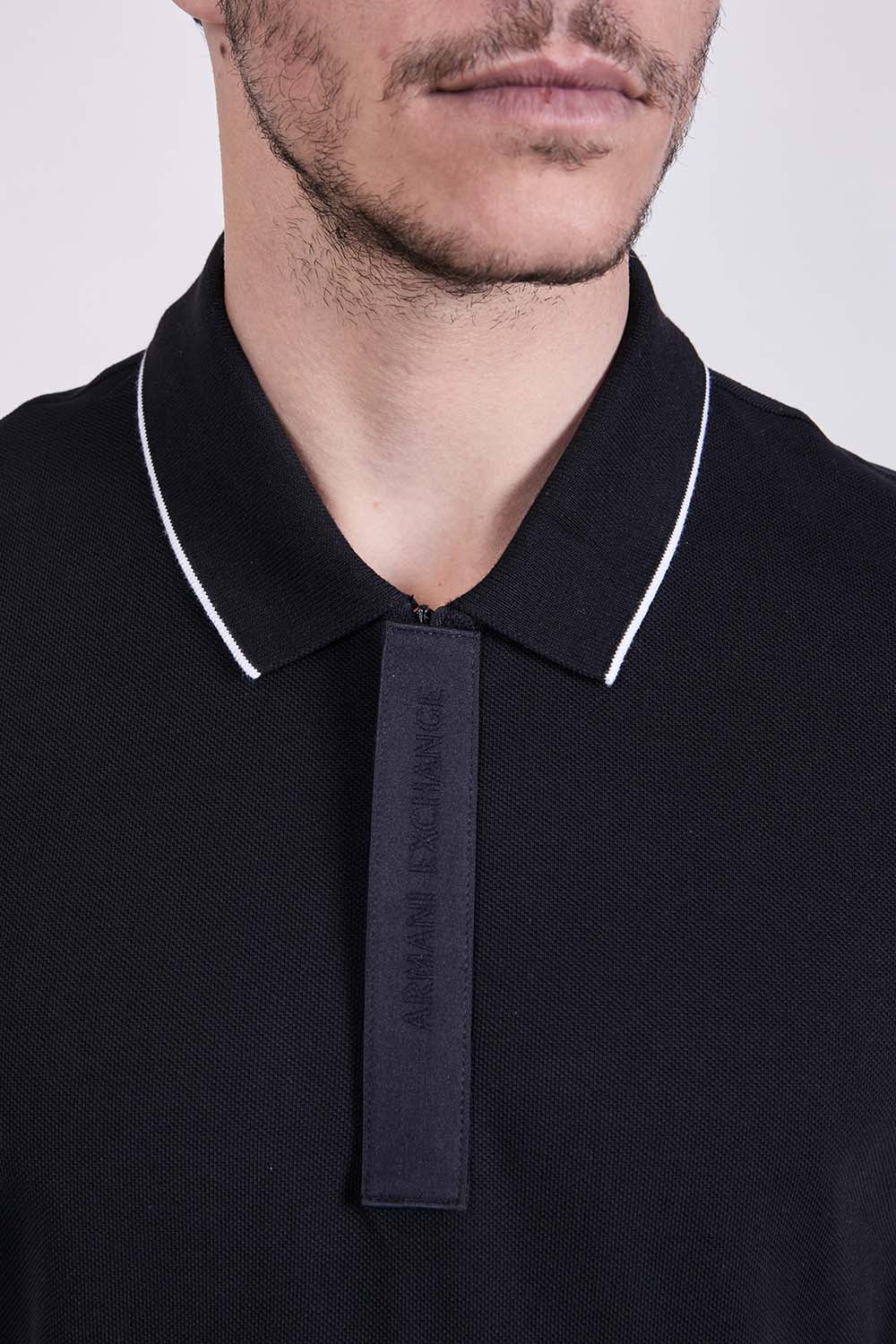 תמונת תקריב דוגמן של חולצת פולו סלים