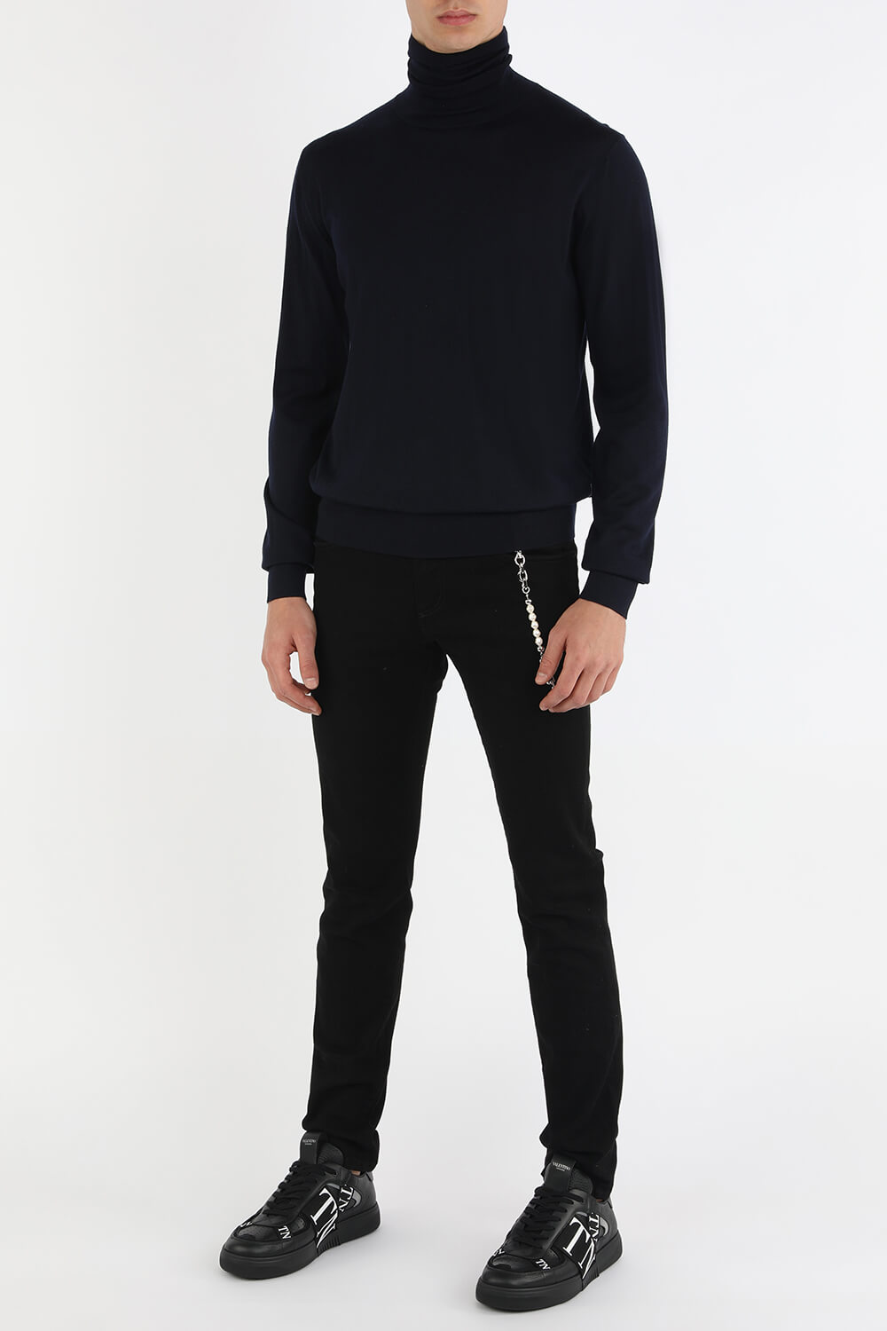 תמונת דוגמן קידמית של Strap Logo Low Top Sneakers in Black