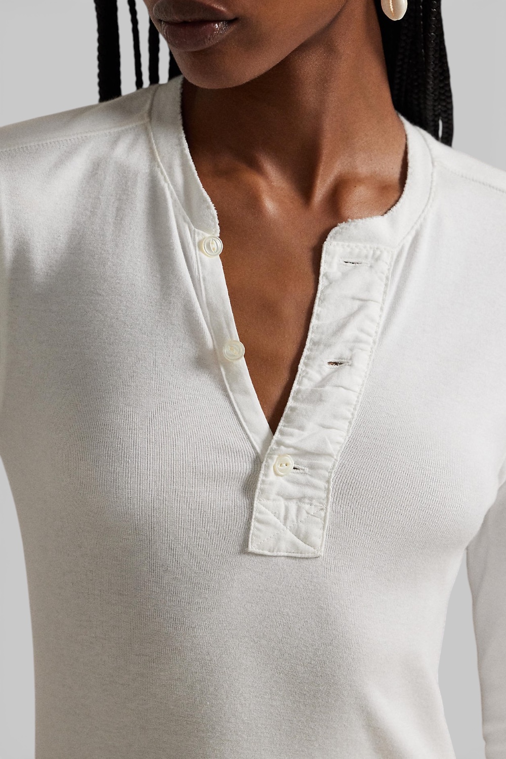 תמונת תקריב דוגמן של שמלת מקסי