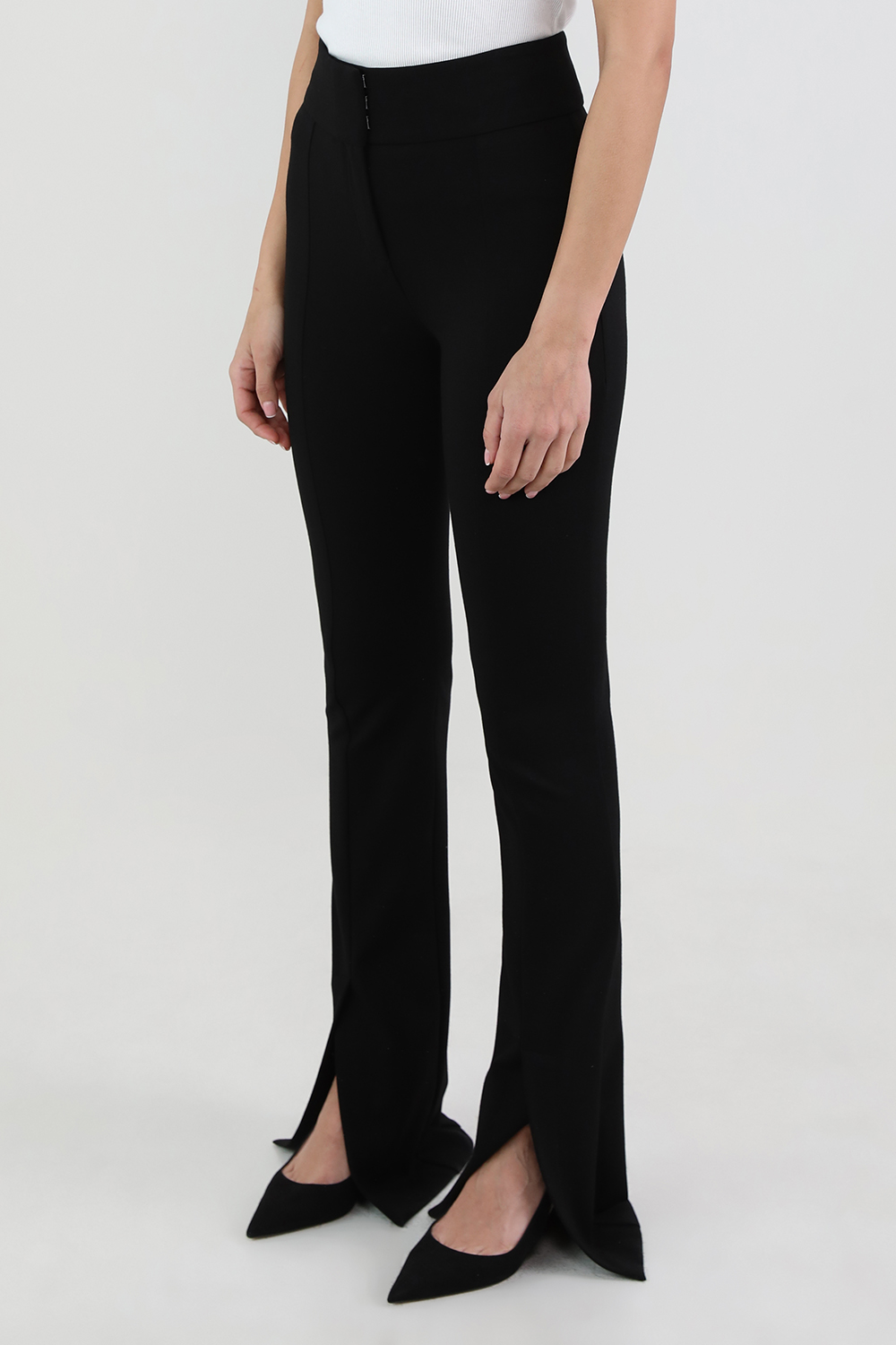 תמונת דוגמן קידמית של מכנסיים מחויטים עם שסע