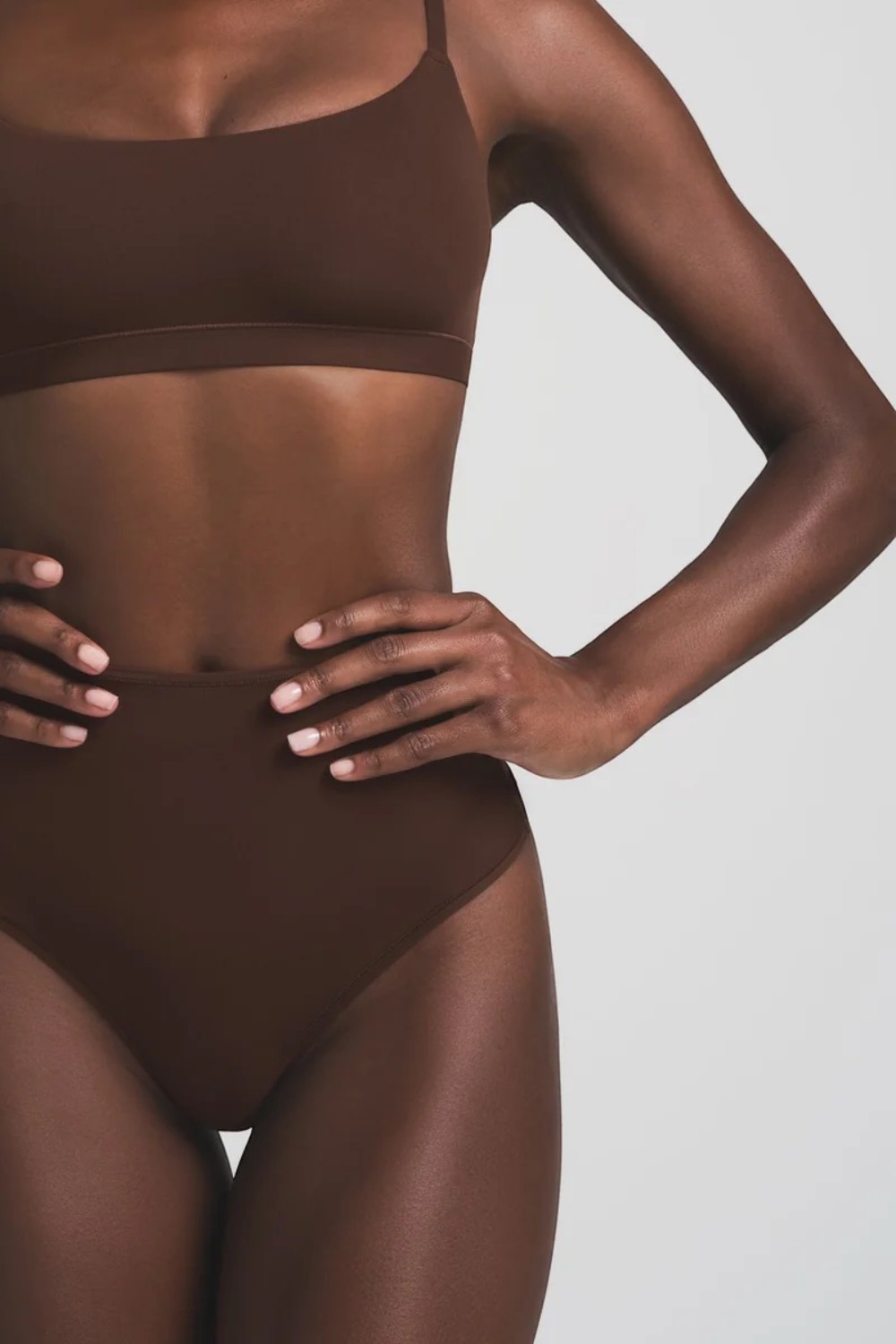 תמונת דוגמן קידמית של HIGH-WAISTED THONG