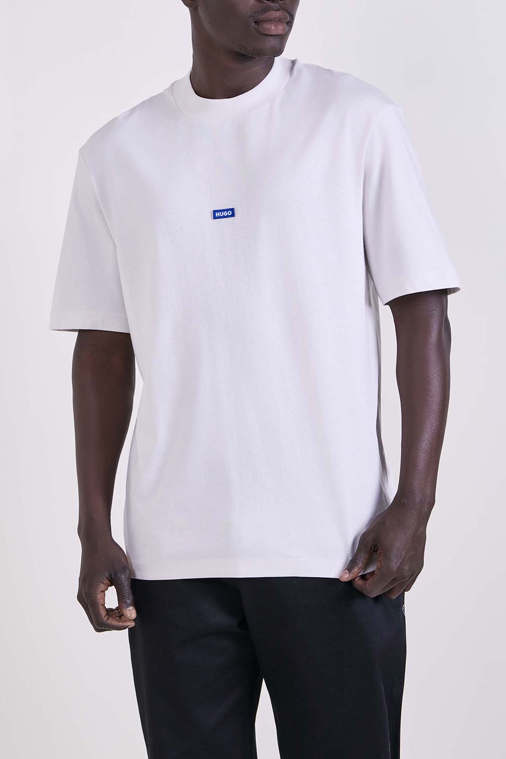 תמונת דוגמן קידמית של חולצת טי בגזרה ישרה