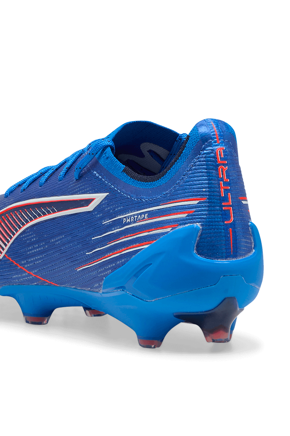 תמונת תקריב של נעלי כדורגל אולטרה 6 אולטימט