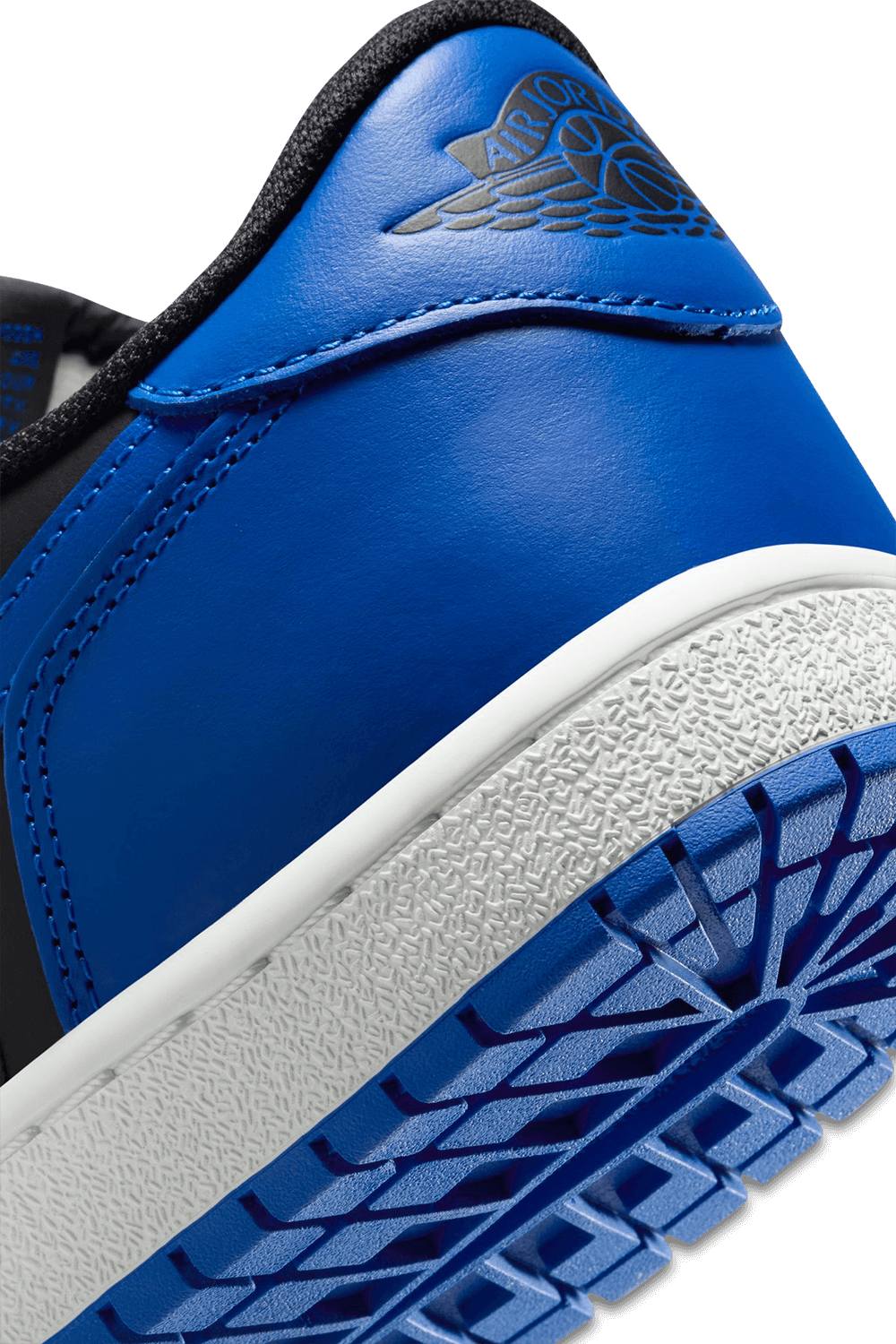 תמונת תקריב של נעלי סניקרס אייר ג'ורדן 1 לאו 85