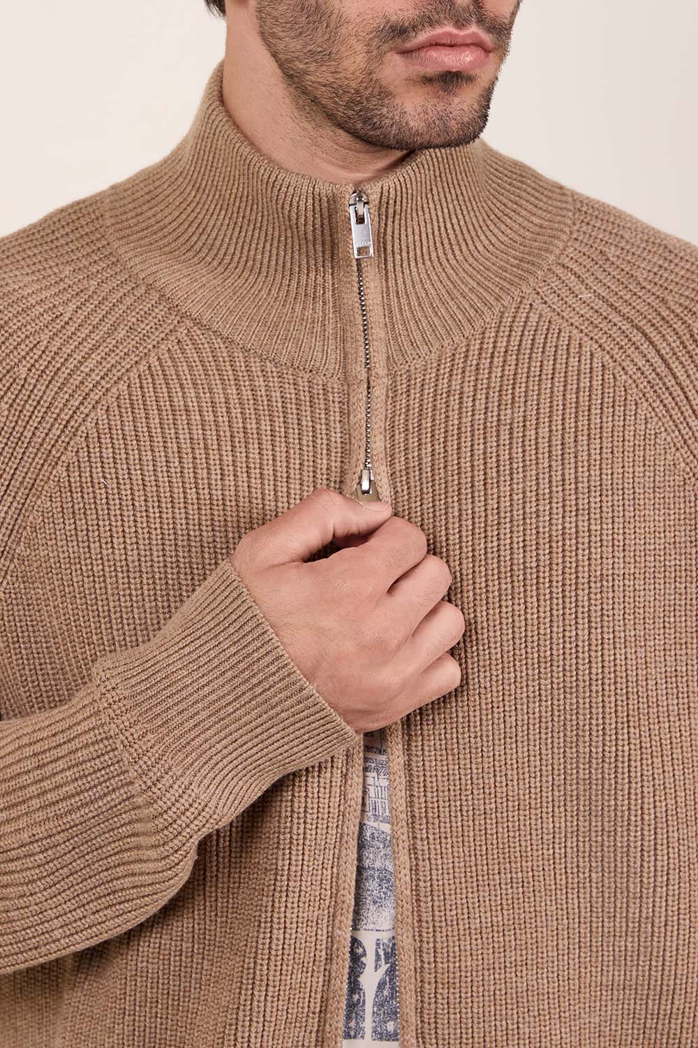 תמונת תקריב דוגמן של קרדיגן צמר