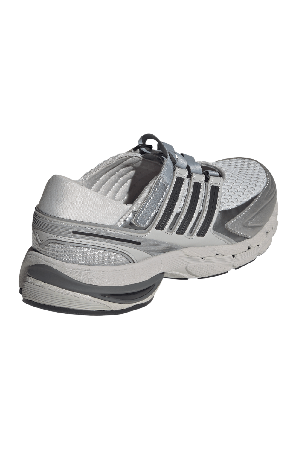 תמונת תקריב של נעלי סניקרס אדיסטאר קונטרול 5 אמ-ג'י