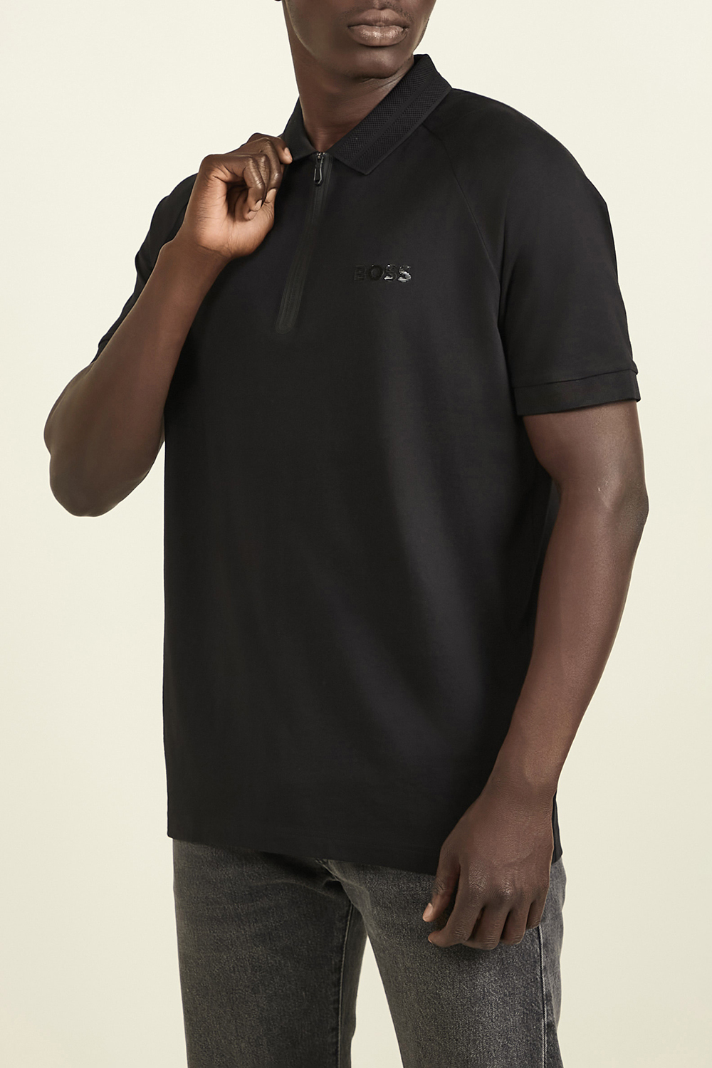 תמונת דוגמן קידמית של חולצת פולו קצרה