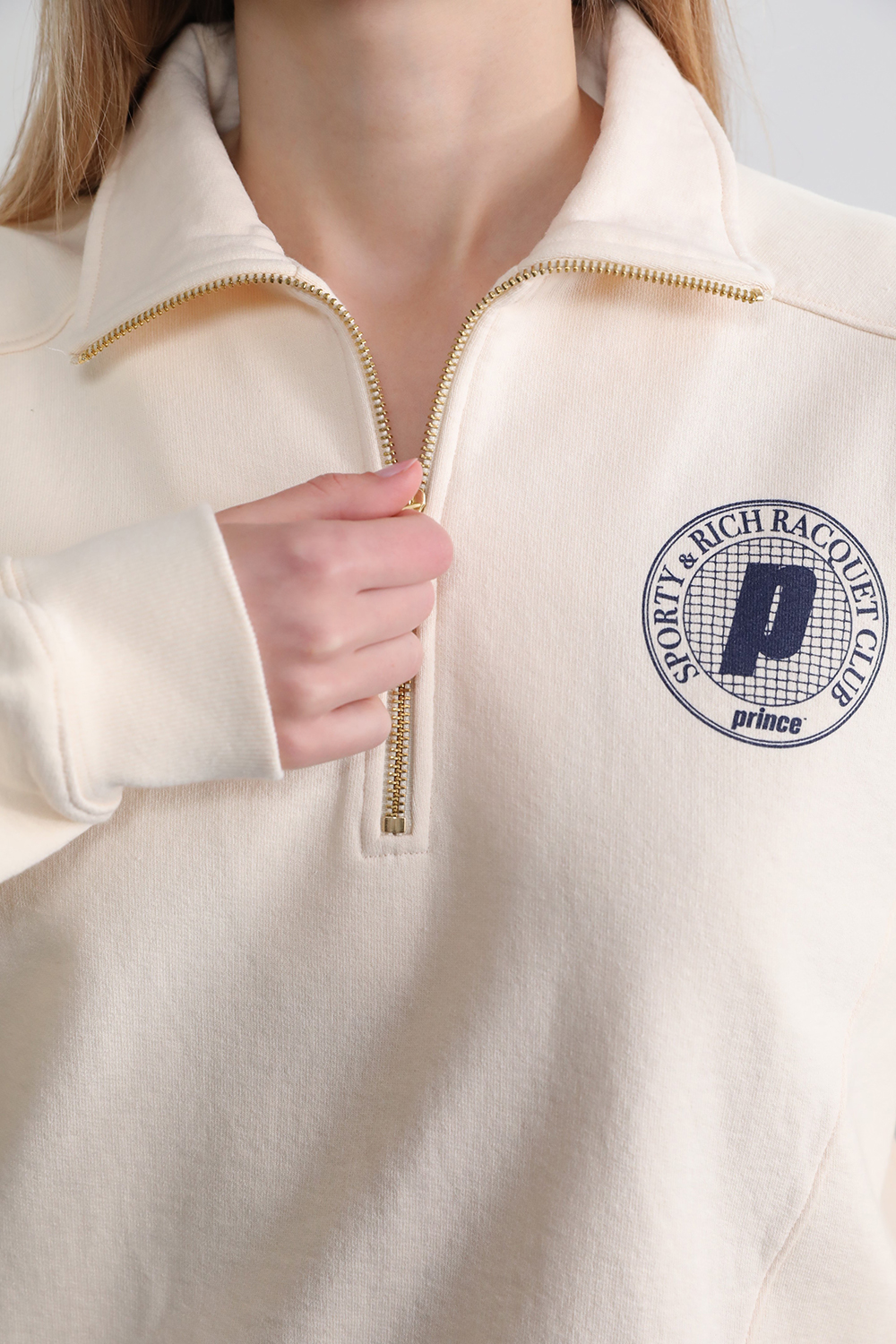 תמונת תקריב דוגמן של ספורטי&ריץ' X פרינס סווטשירט עם חצי רוכסן