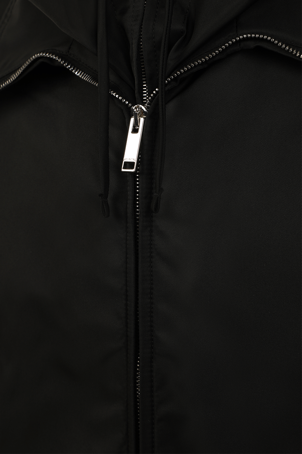 תמונה אחורית של ז'קט ניילון שחור