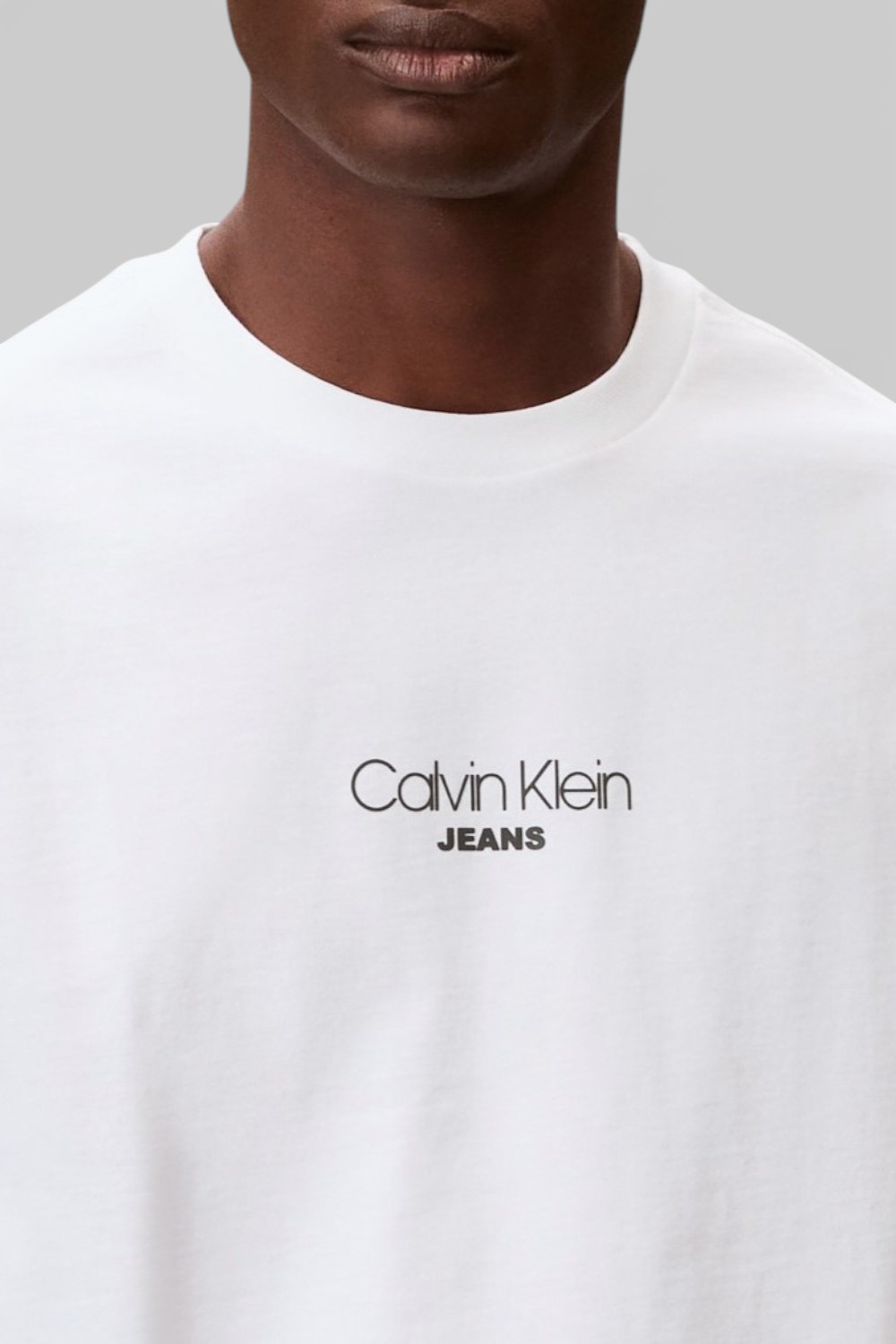 תמונת תקריב דוגמן של חולצת טי בגזרה משוחררת