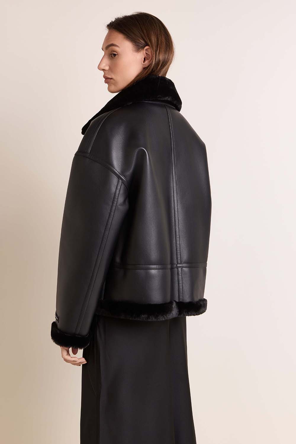 תמונת דוגמן אחורית של ז'קט