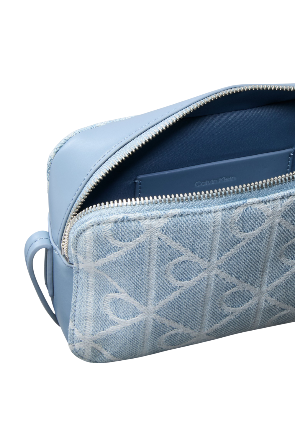 תמונת תקריב של תיק קרוסבודי