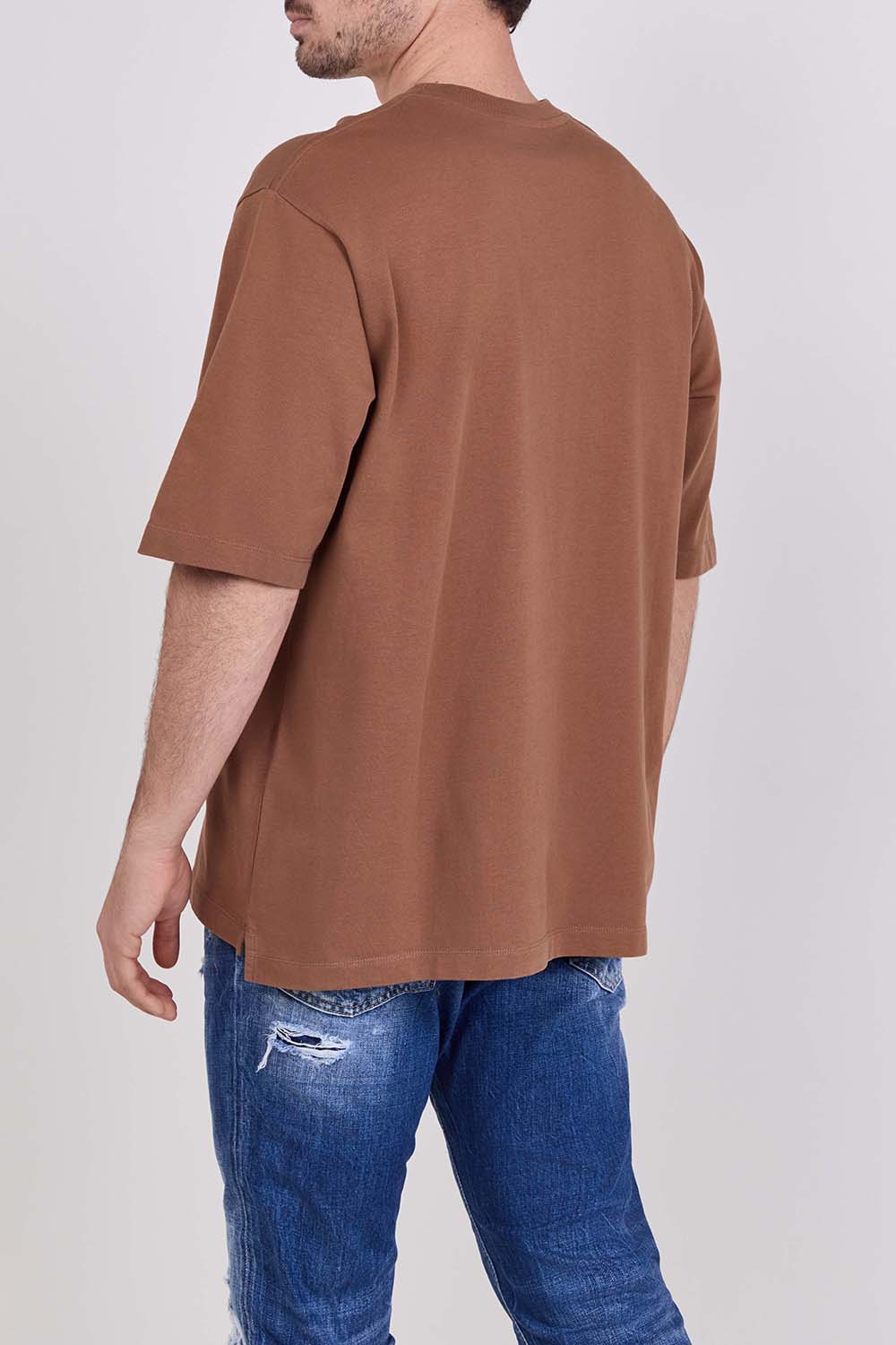 תמונת דוגמן אחורית של חולצת טי