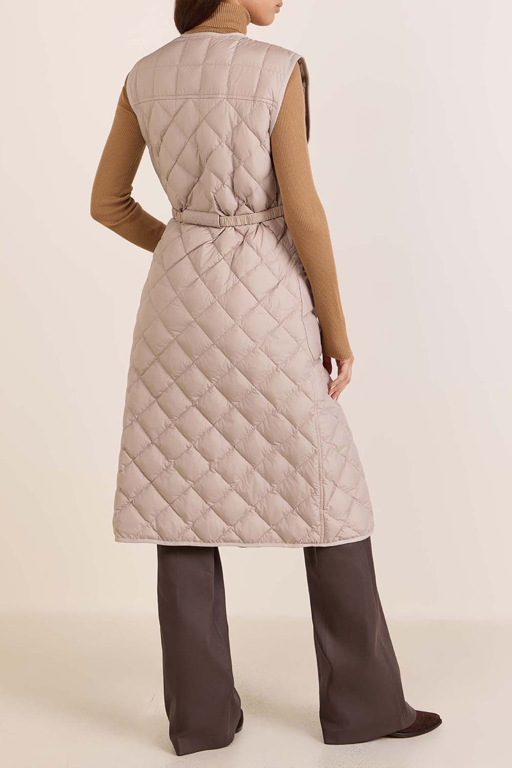 תמונת דוגמן אחורית של מעיל פוך וסט