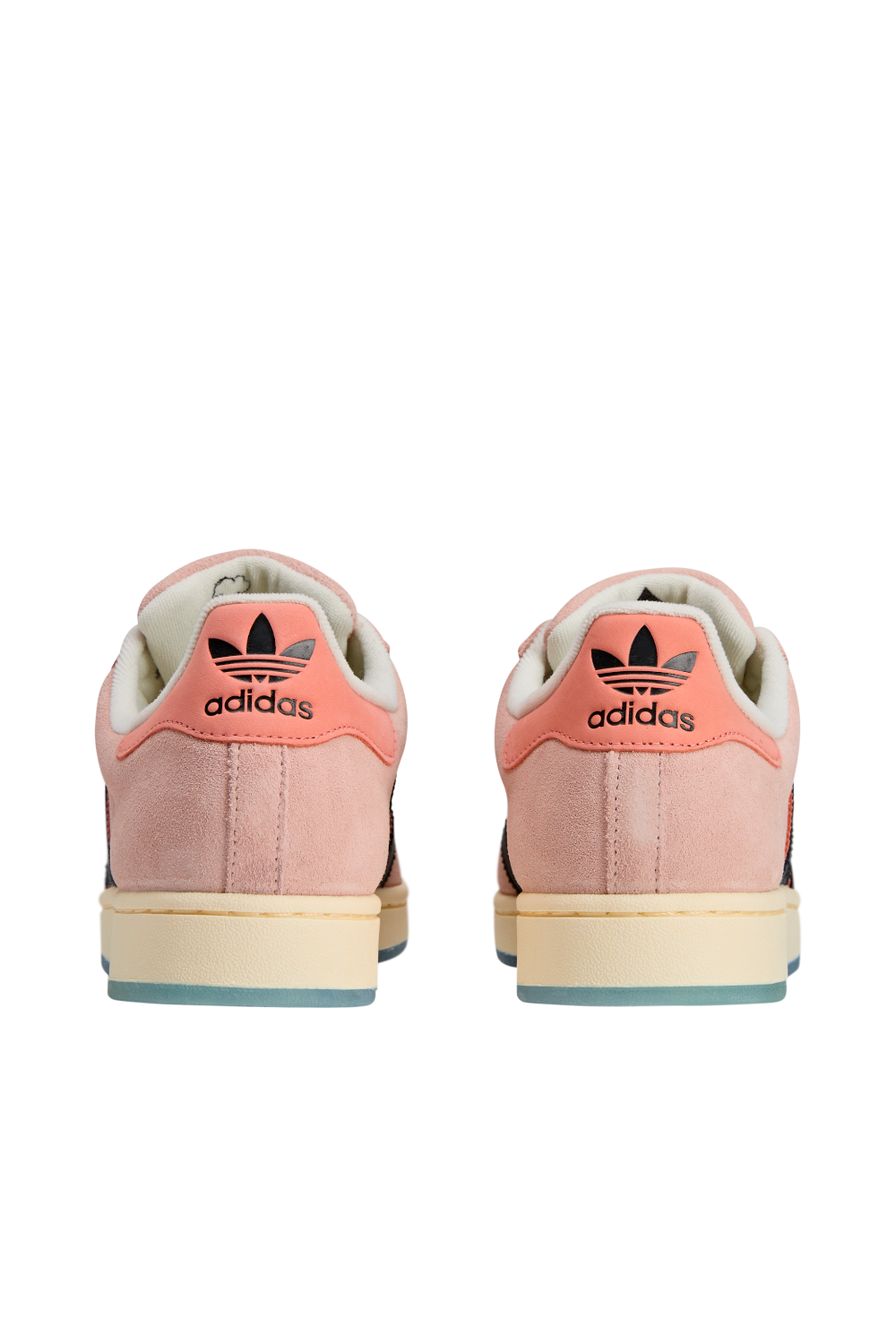 תמונת תקריב של נעלי סניקרס