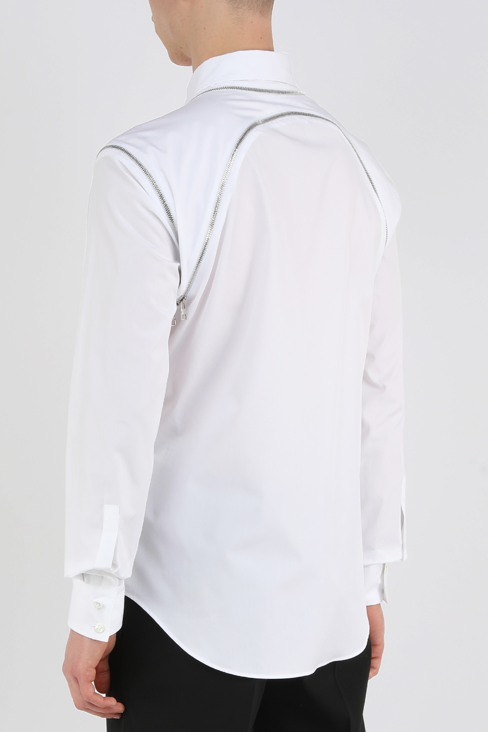 תמונת דוגמן אחורית של חולצה מכופתרת לבנה עם אפקט רוכסן