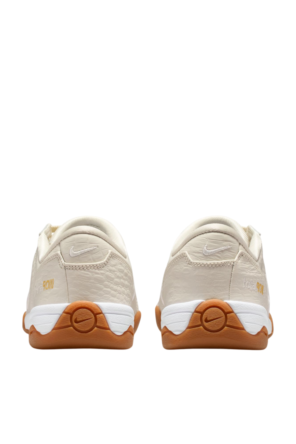 תמונת תקריב של נעלי סניקרס טוטאל90