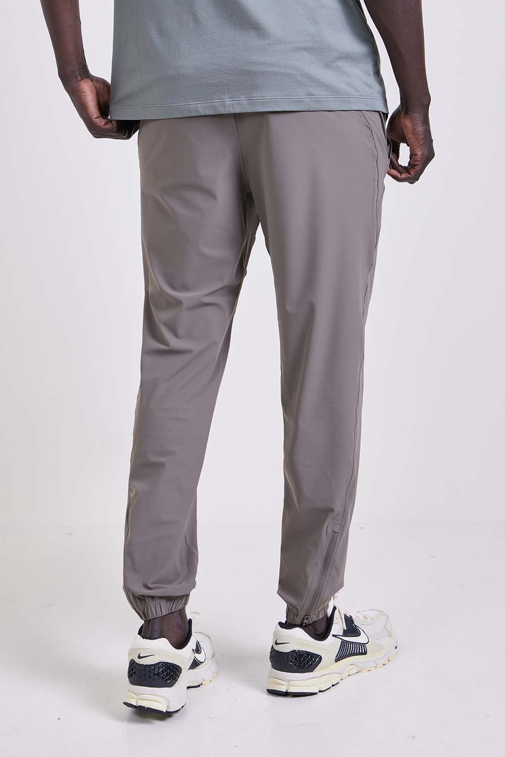 תמונת דוגמן אחורית של Pace Breaker Jogger Regular