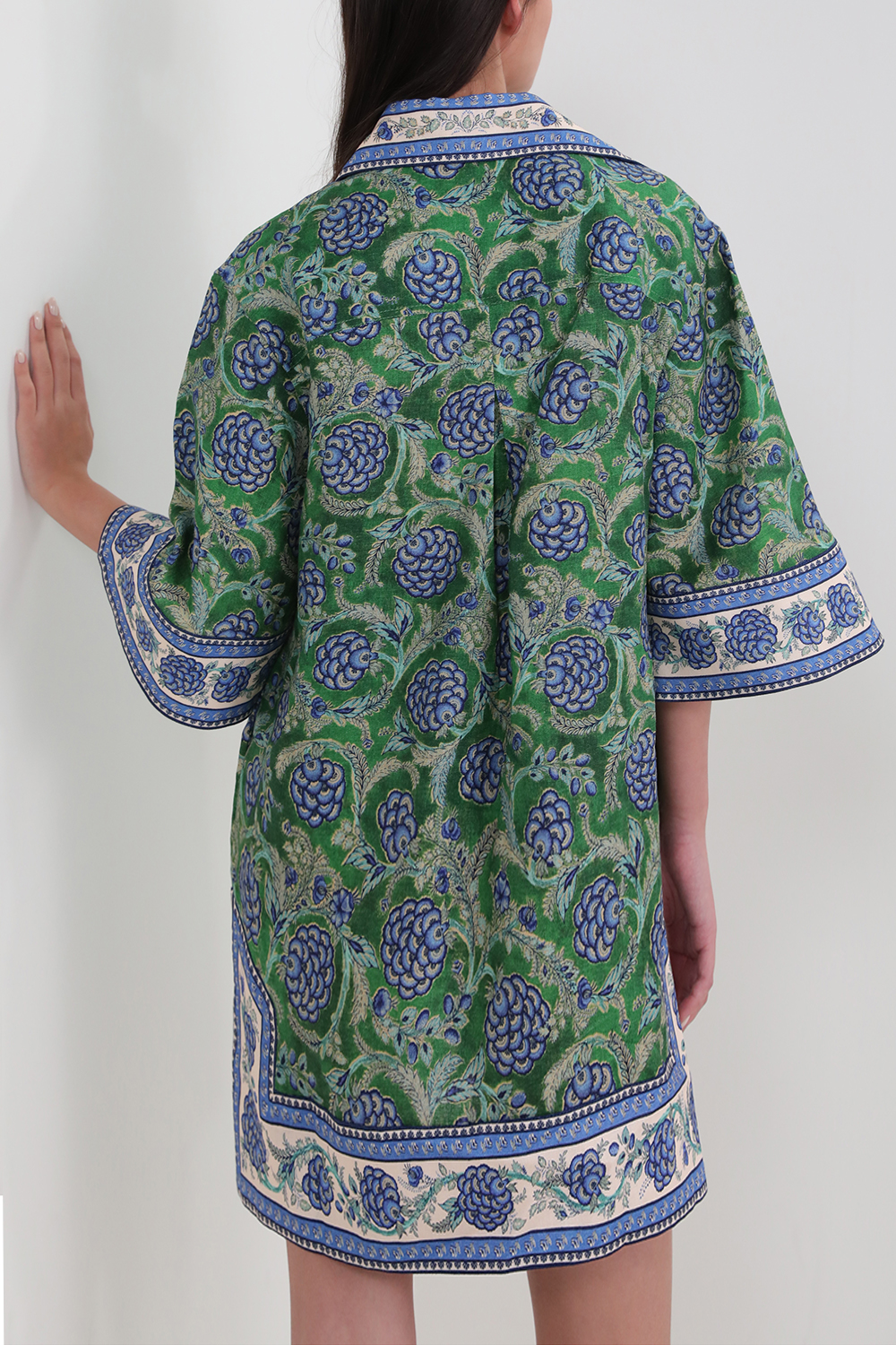 תמונת דוגמן אחורית של טוניקה פרחונית