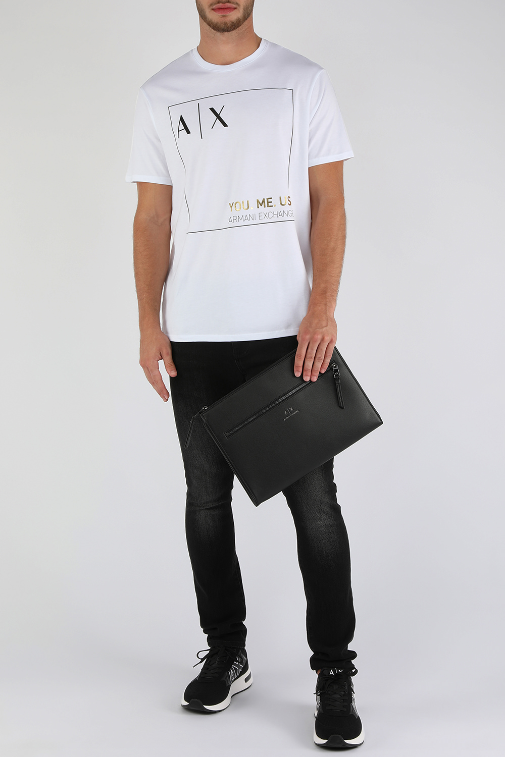 תמונת דוגמן קידמית של קייס למחשב עם לוגו מטאלי