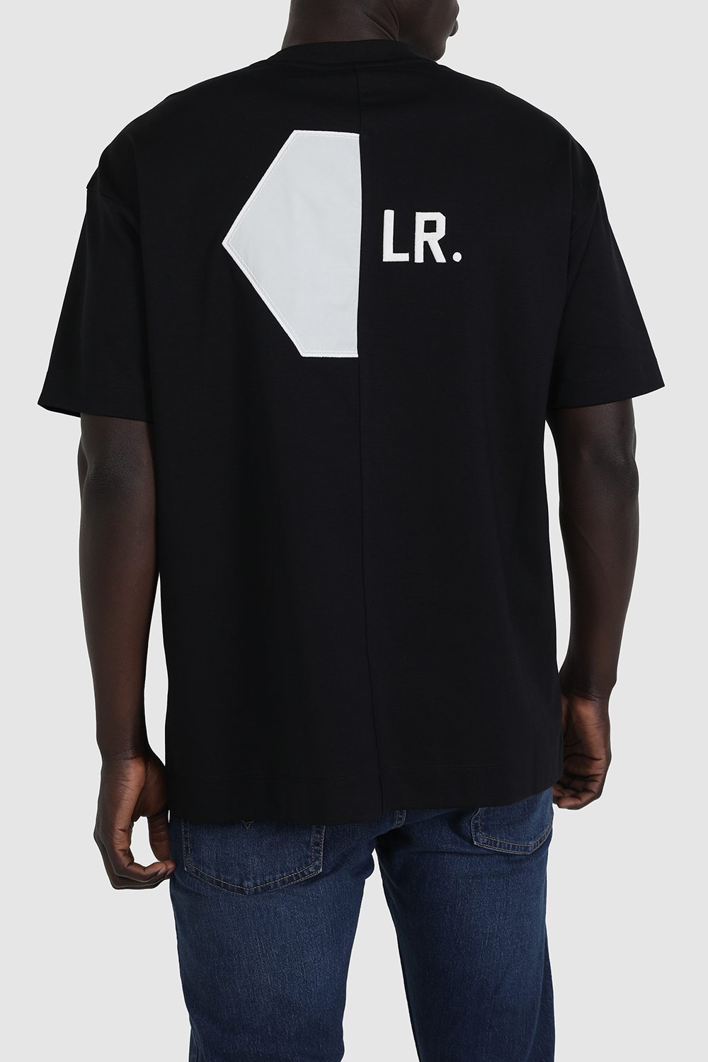 תמונת דוגמן אחורית של חולצת טי אוברסייז