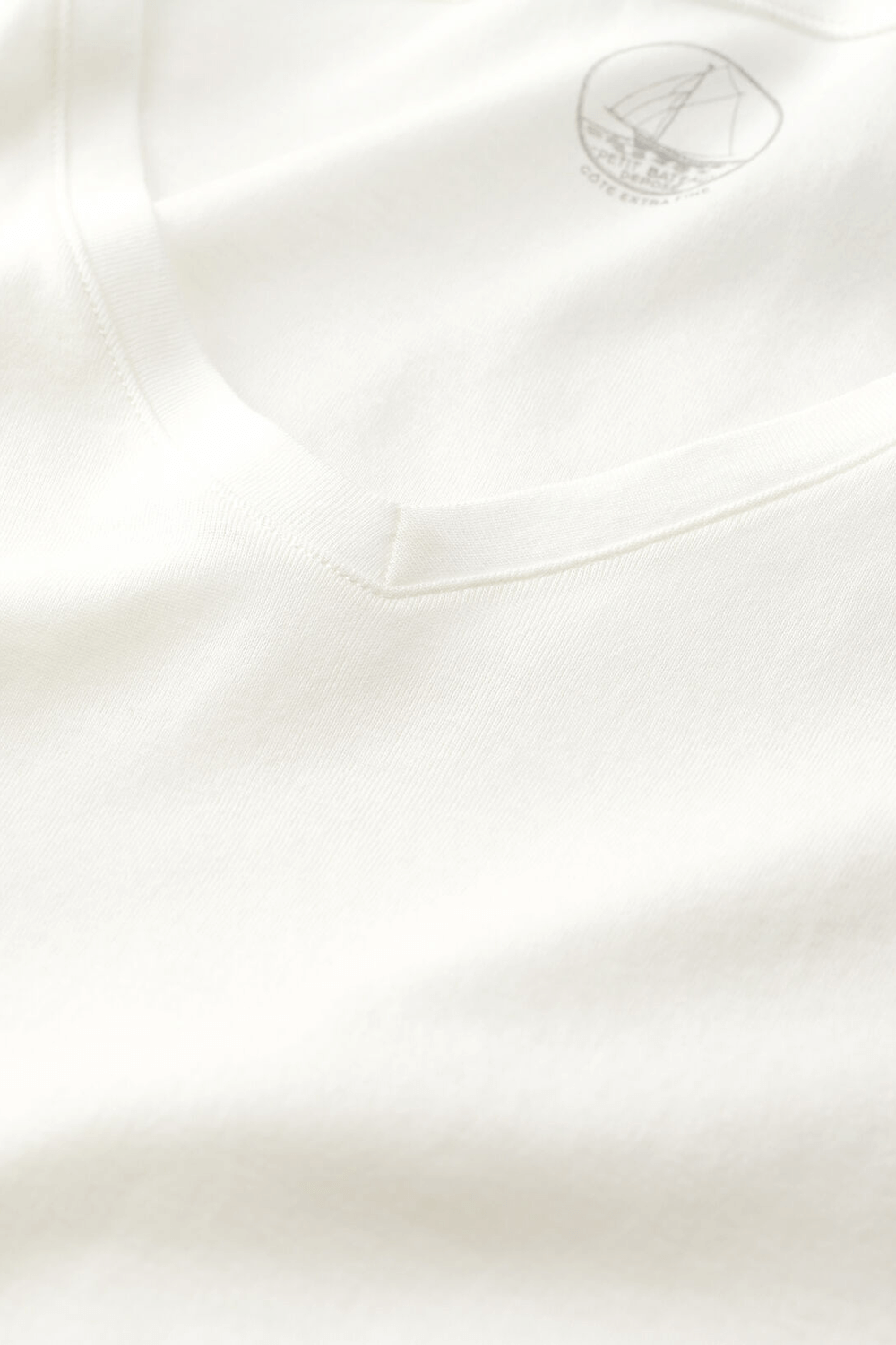 חולצת טי בגוון לבן מרשמלו PETIT BATEAU