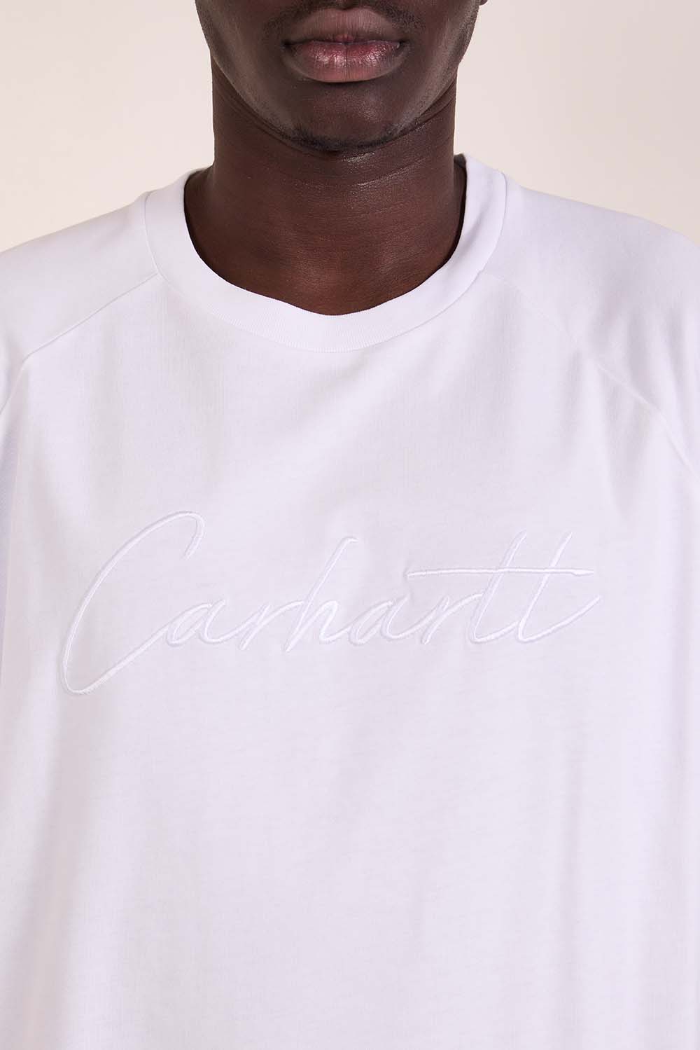 תמונת תקריב דוגמן של חולצת טי בגזרה משוחררת