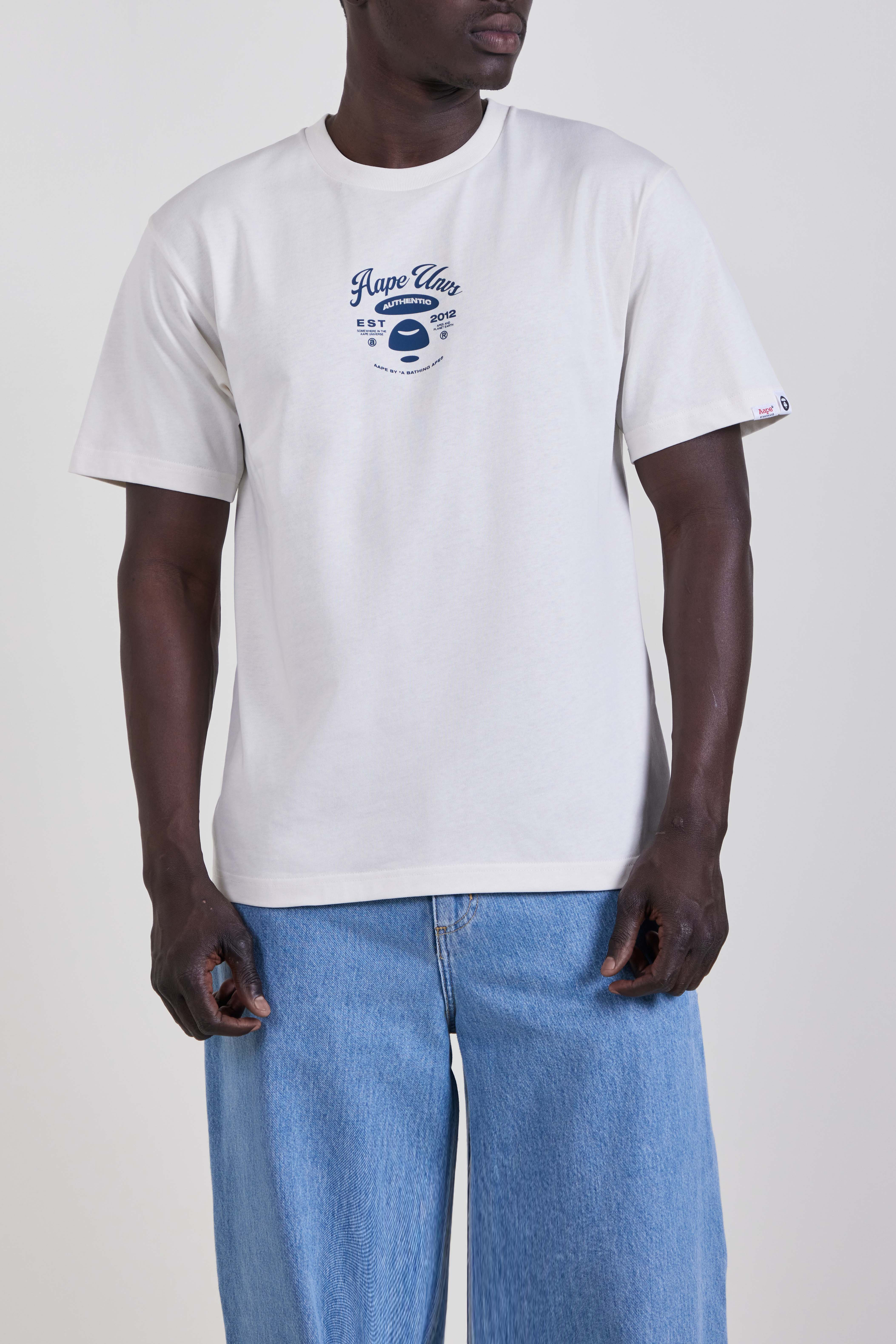 תמונת דוגמן קידמית של חולצת טי בגזרה ישרה