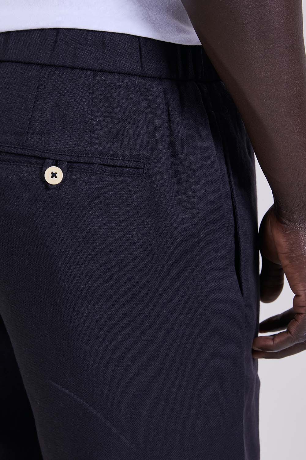 תמונת תקריב דוגמן של מכנסיים קצרים בגזרה ישרה