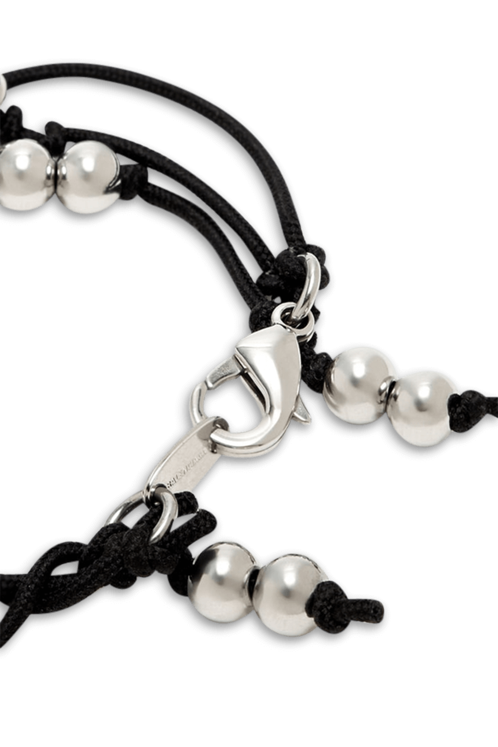 תמונת תקריב של צמיד אותיות