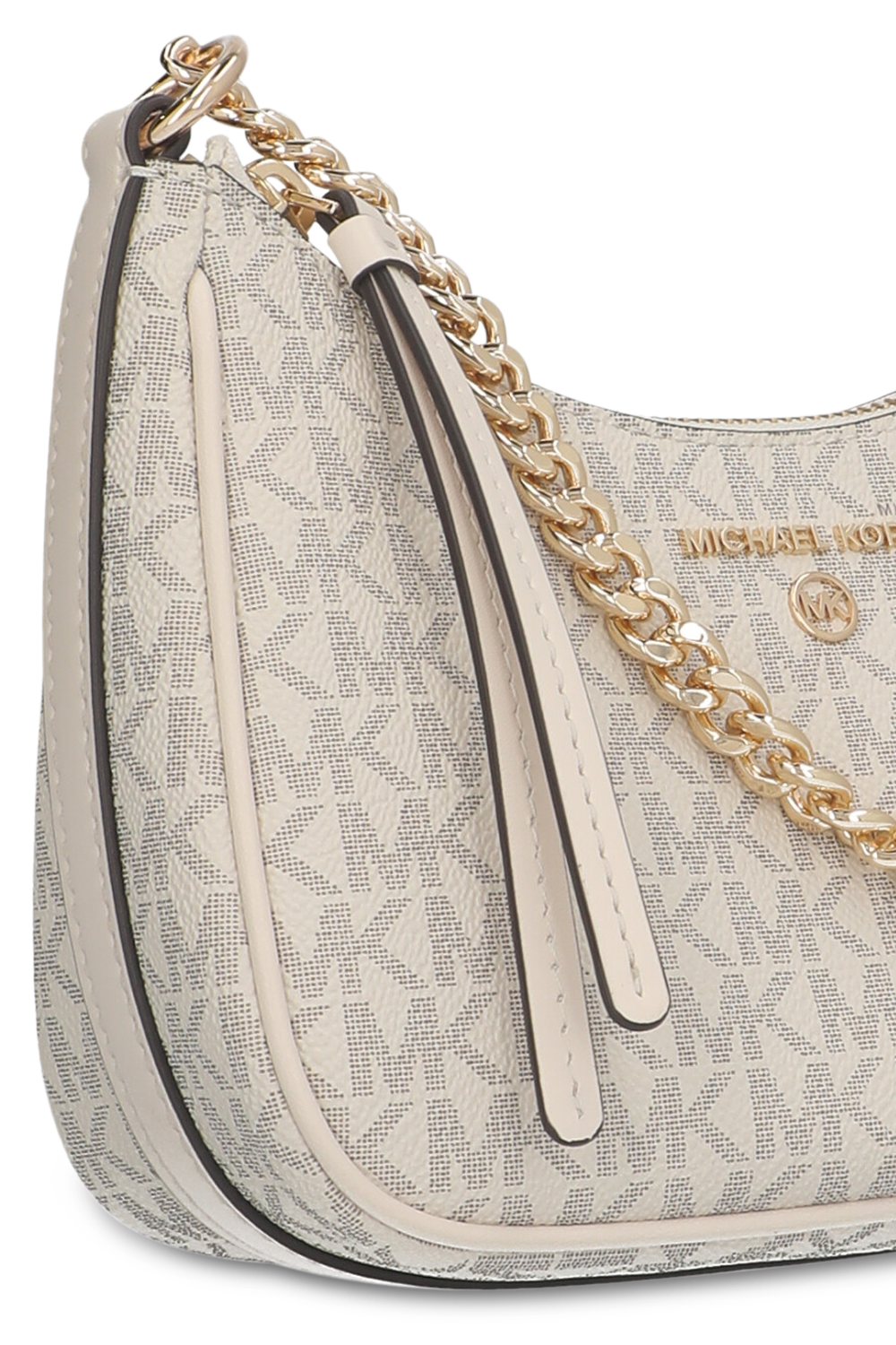 תמונת תקריב של תיק כתף מונוגרמי בגוון לבן עם רצועת שרשרת