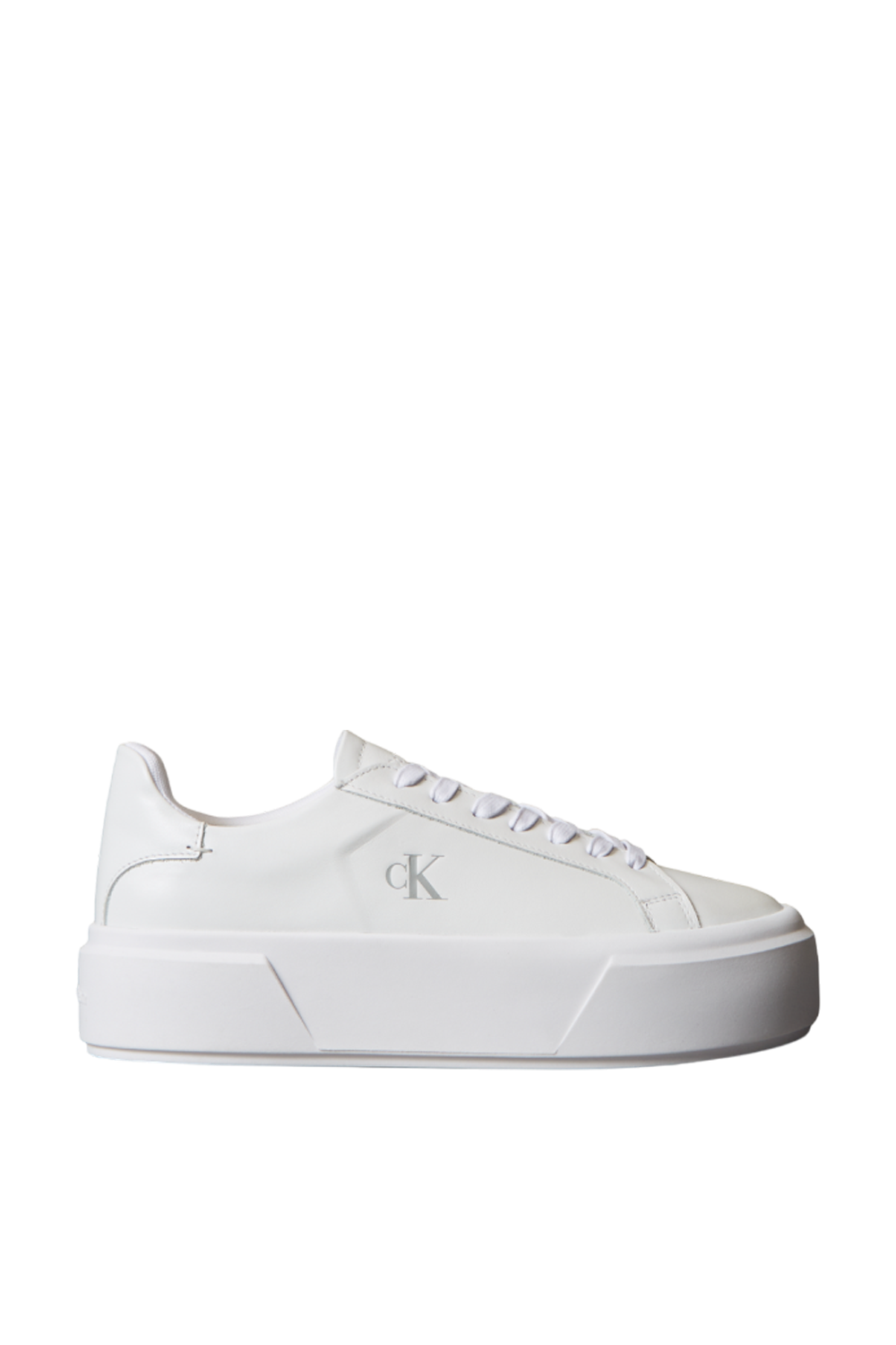 תמונה קידמית של נעלי סניקרס פלטפורמה