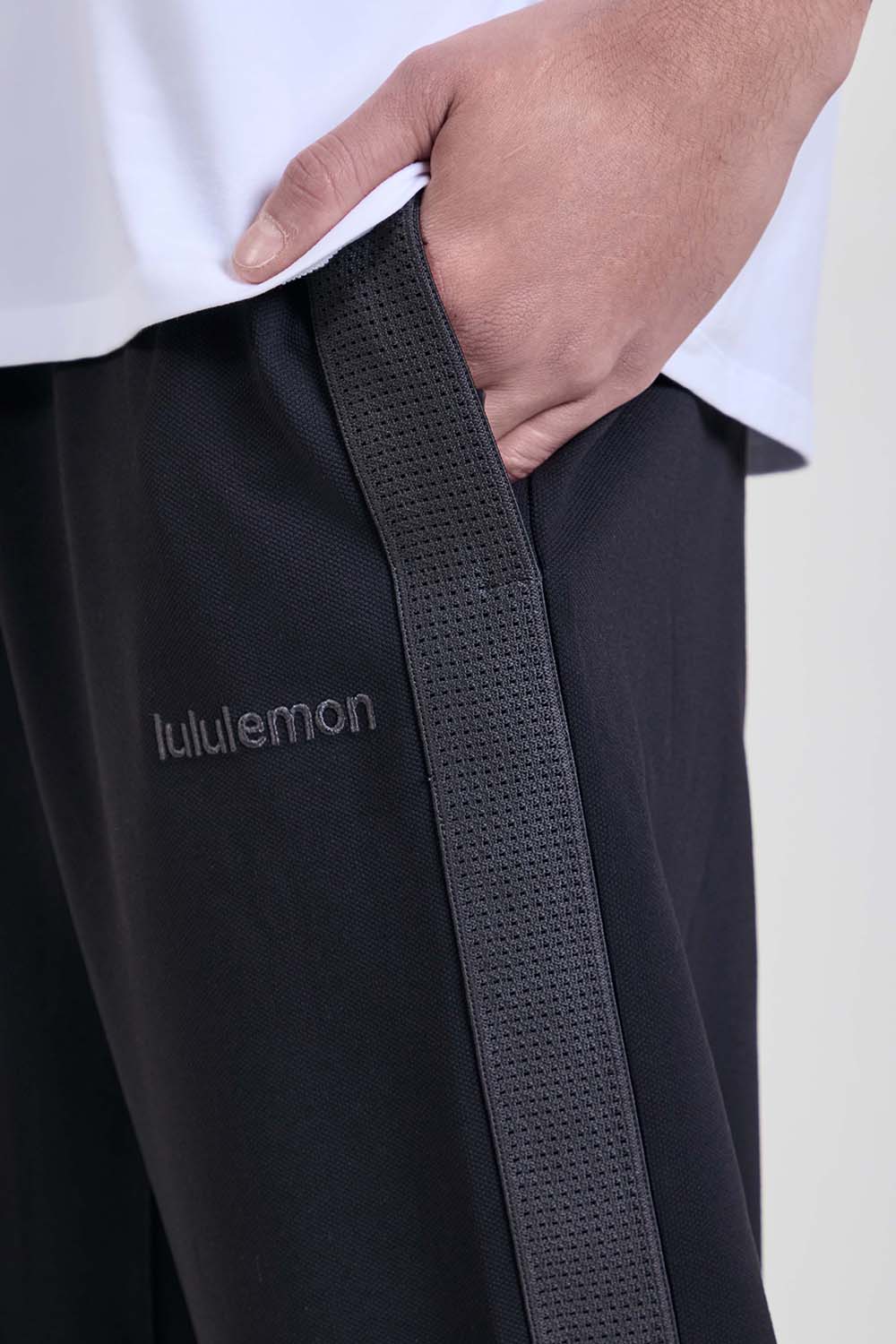 תמונת תקריב דוגמן של Pique Relaxed-Fit Track Pant Regular