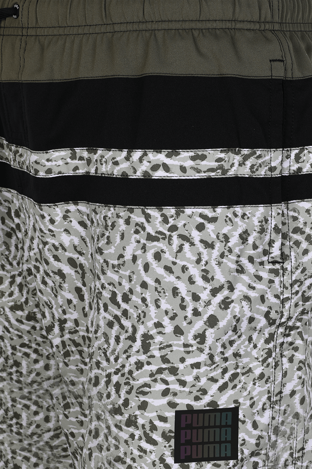 תמונה אחורית של מכנסי בגד ים גרפיים