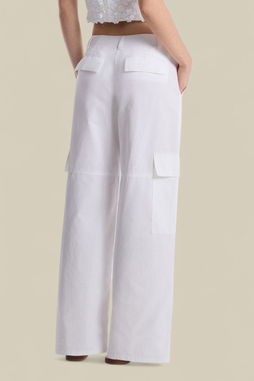 תמונת דוגמן אחורית של מכנסי קרגו רחבים