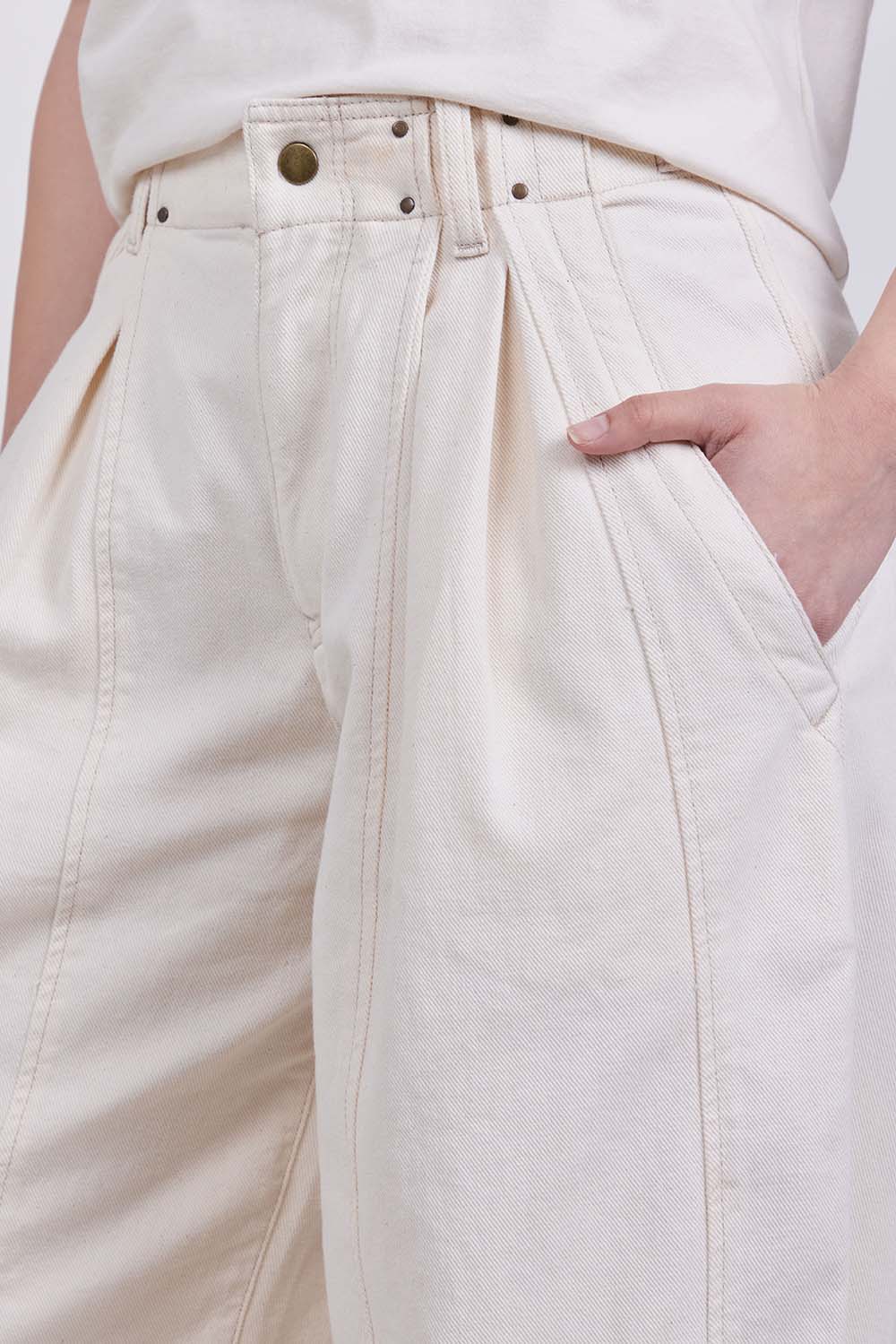 תמונת תקריב דוגמן של מכנסי ג׳ינס רחבים