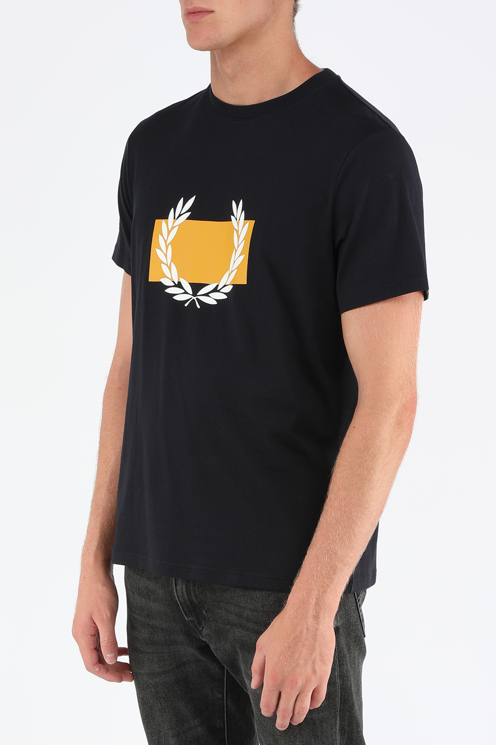 תמונת דוגמן קידמית של חולצת טי מכותנה עם הדפס לוגו