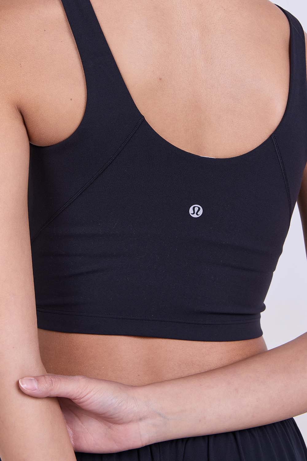 תמונת תקריב דוגמן של Align&trade; High-Neck Tank Top