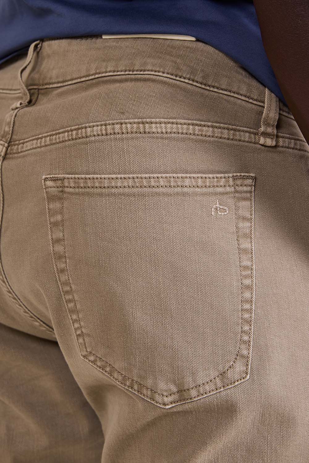 תמונת תקריב דוגמן של מכנסי ג'ינס בגזרה ישרה